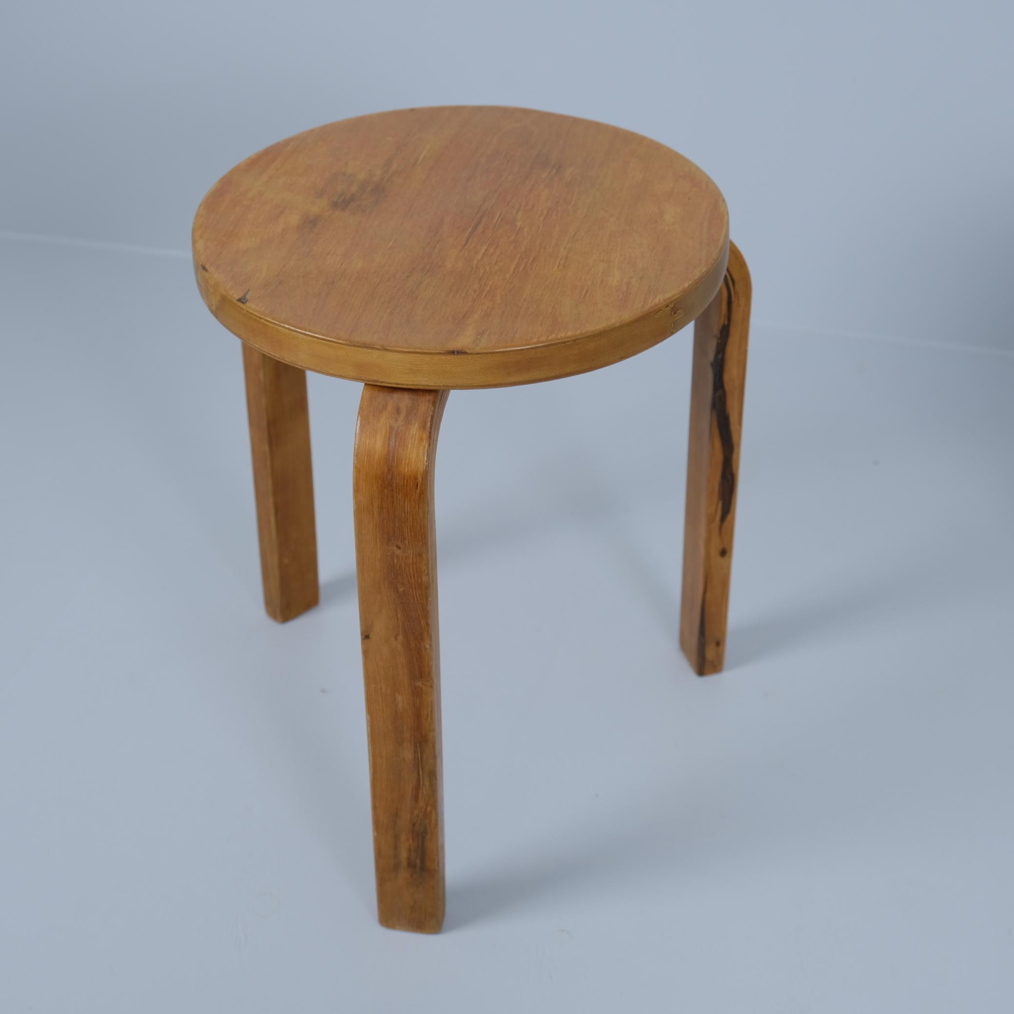 Ensemble de 4 tabourets empilables à 3 pieds Alvar Aalto+Aalto modèle 60 en Brich, Artek années 1930 en vente 3