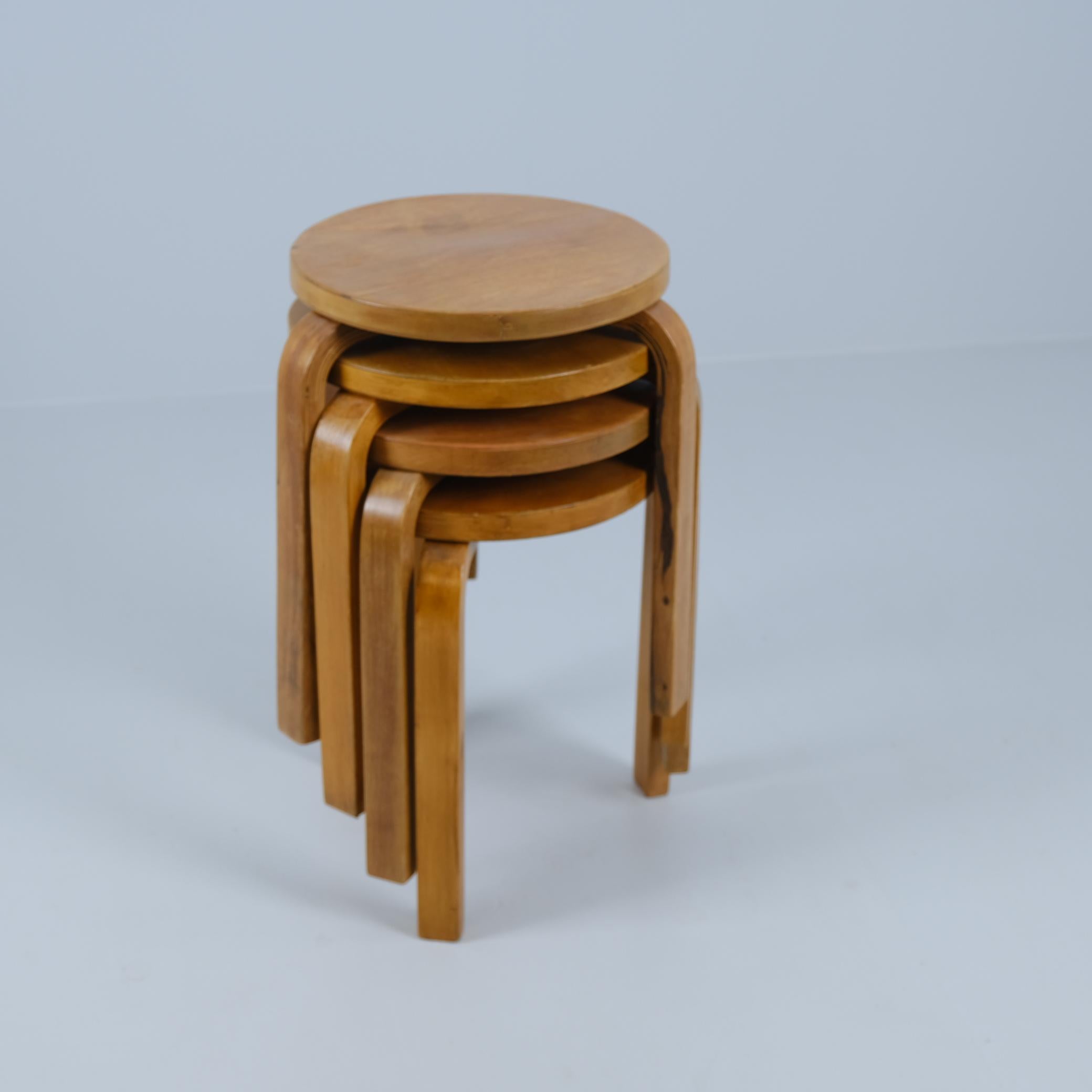 Finlandais Ensemble de 4 tabourets empilables à 3 pieds Alvar Aalto+Aalto modèle 60 en Brich, Artek années 1930 en vente