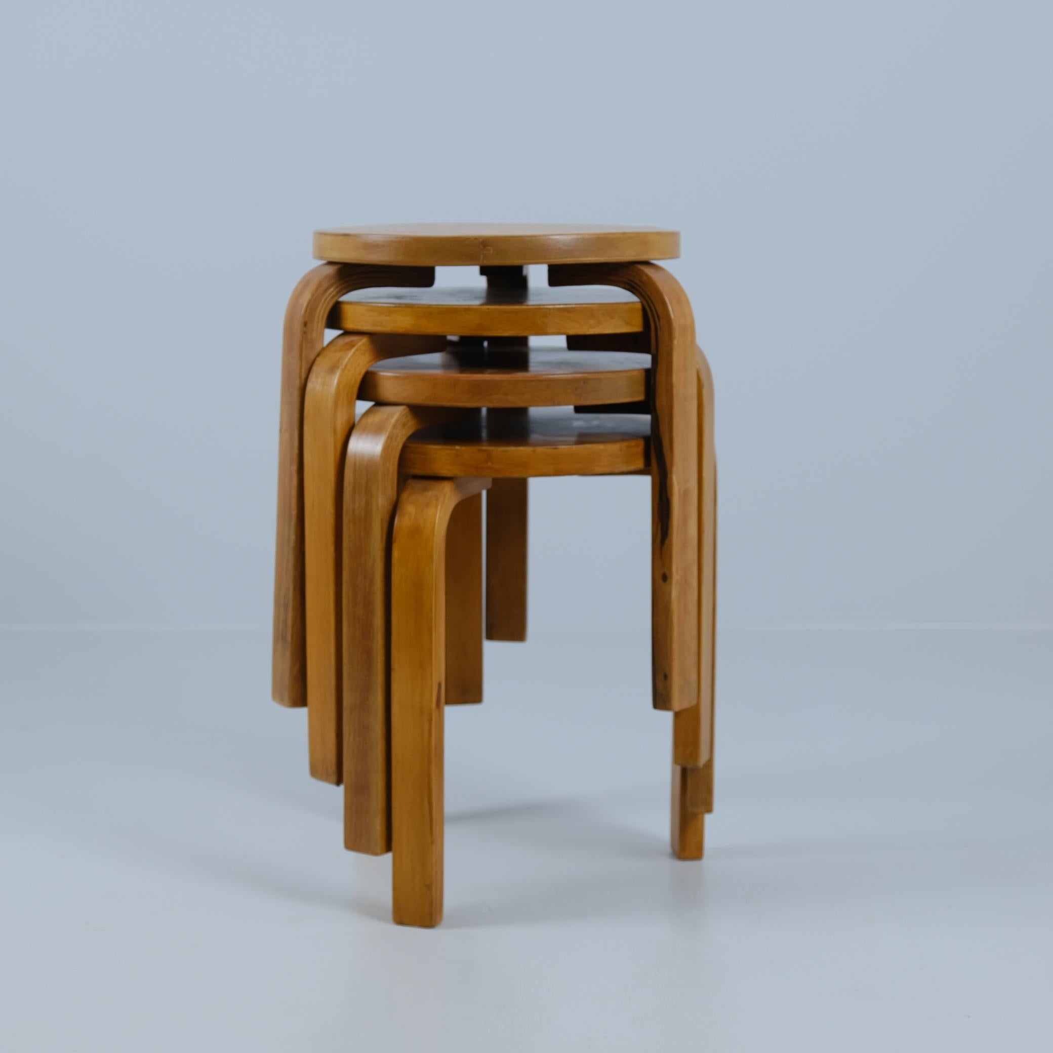 Ensemble de 4 tabourets empilables à 3 pieds Alvar Aalto+Aalto modèle 60 en Brich, Artek années 1930 en vente 6