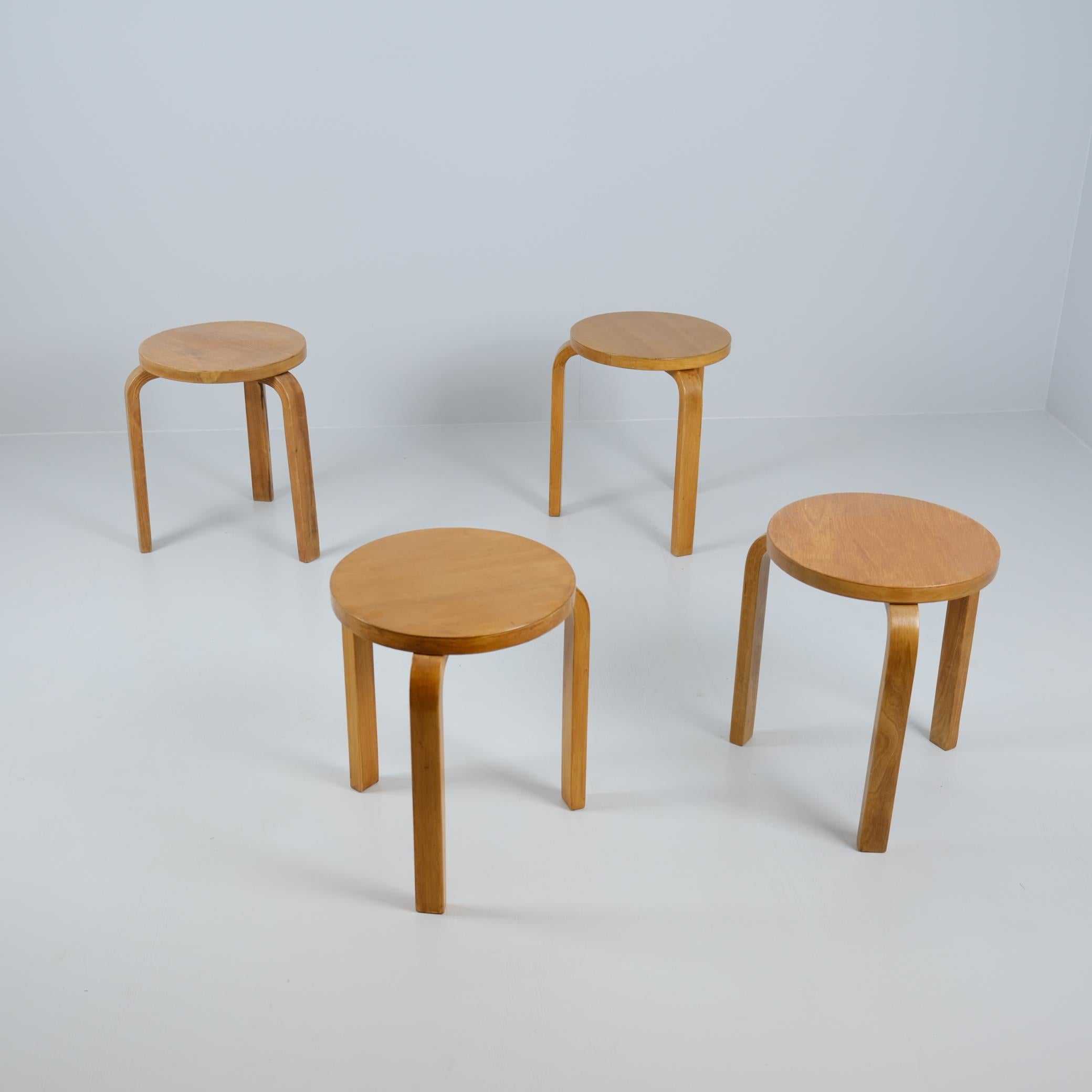 Ensemble de tabourets iconiques modèle 60 conçus par Alvar Aalto pour Artek. Inspiré par les lignes épurées et les formes organiques de la nature, le tabouret Alvar Aalto Model 60 est un meuble intemporel qui allie harmonieusement fonctionnalité et
