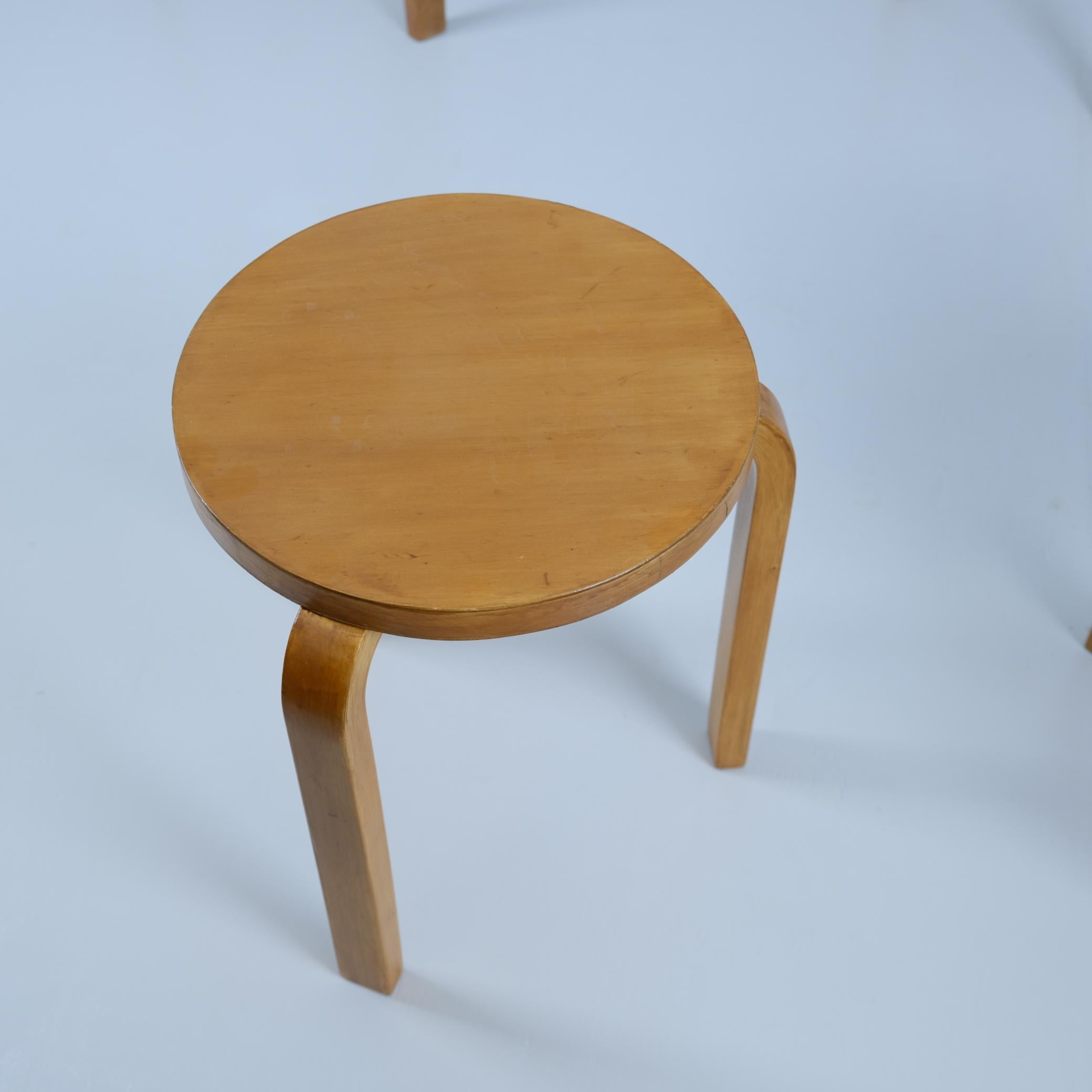 Ensemble de 4 tabourets empilables à 3 pieds Alvar Aalto+Aalto modèle 60 en Brich, Artek années 1930 Bon état - En vente à Helsinki, FI
