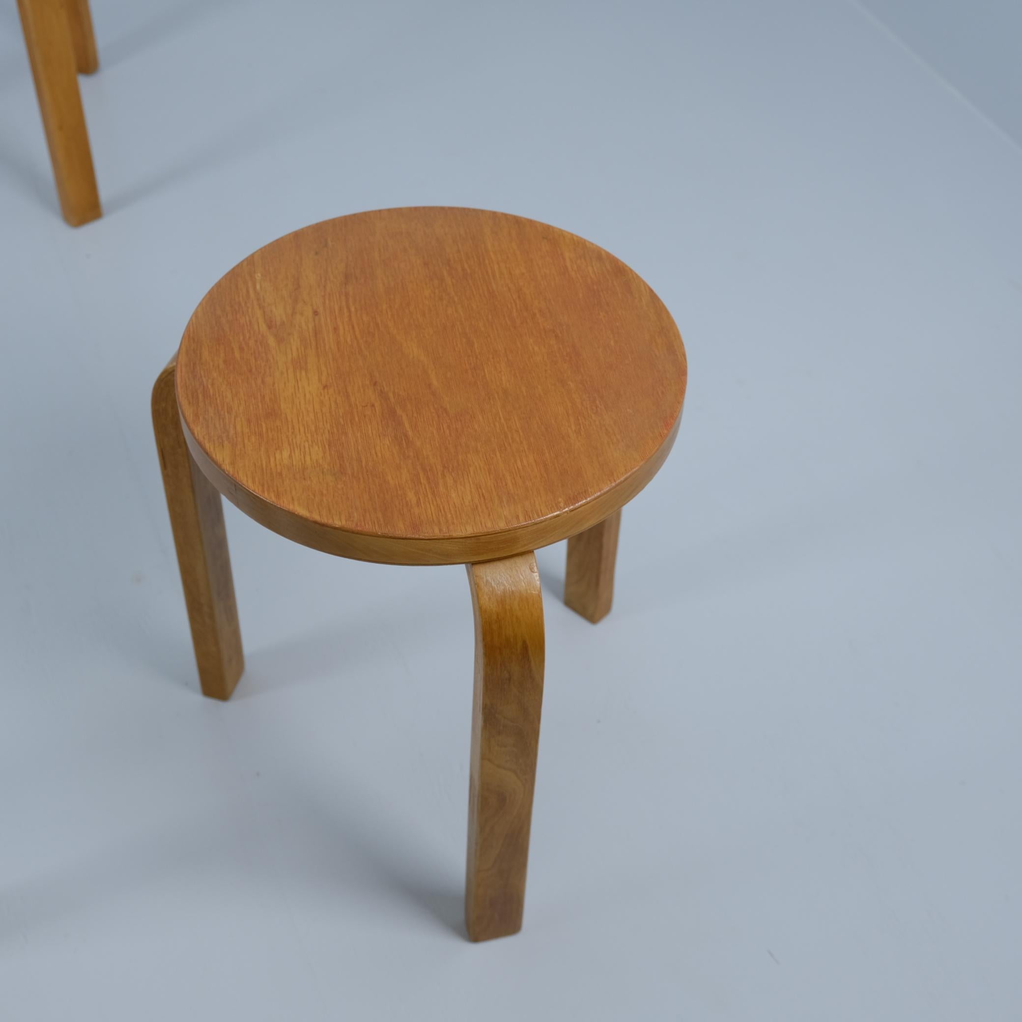 Milieu du XXe siècle Ensemble de 4 tabourets empilables à 3 pieds Alvar Aalto+Aalto modèle 60 en Brich, Artek années 1930 en vente