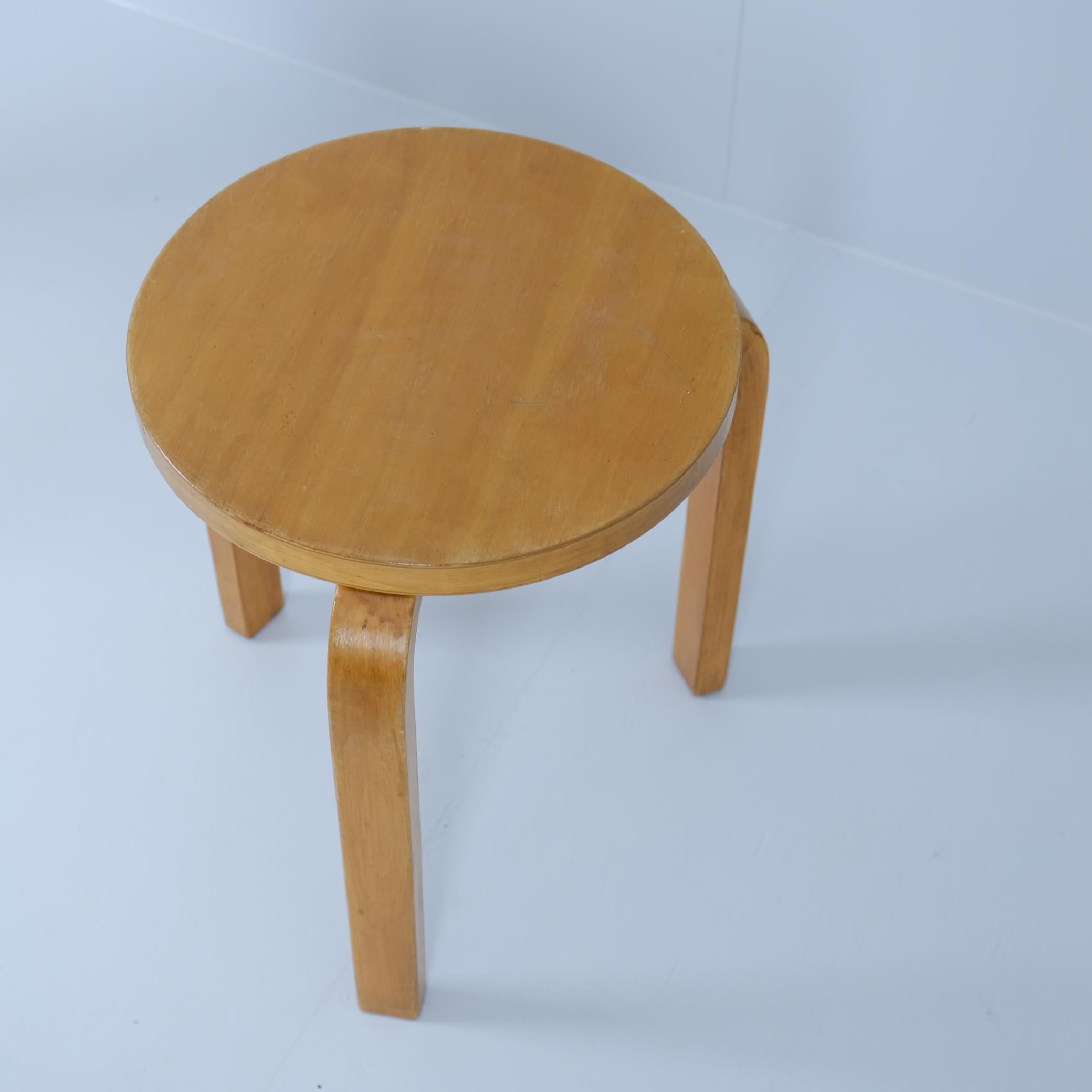 Bouleau Ensemble de 4 tabourets empilables à 3 pieds Alvar Aalto+Aalto modèle 60 en Brich, Artek années 1930 en vente