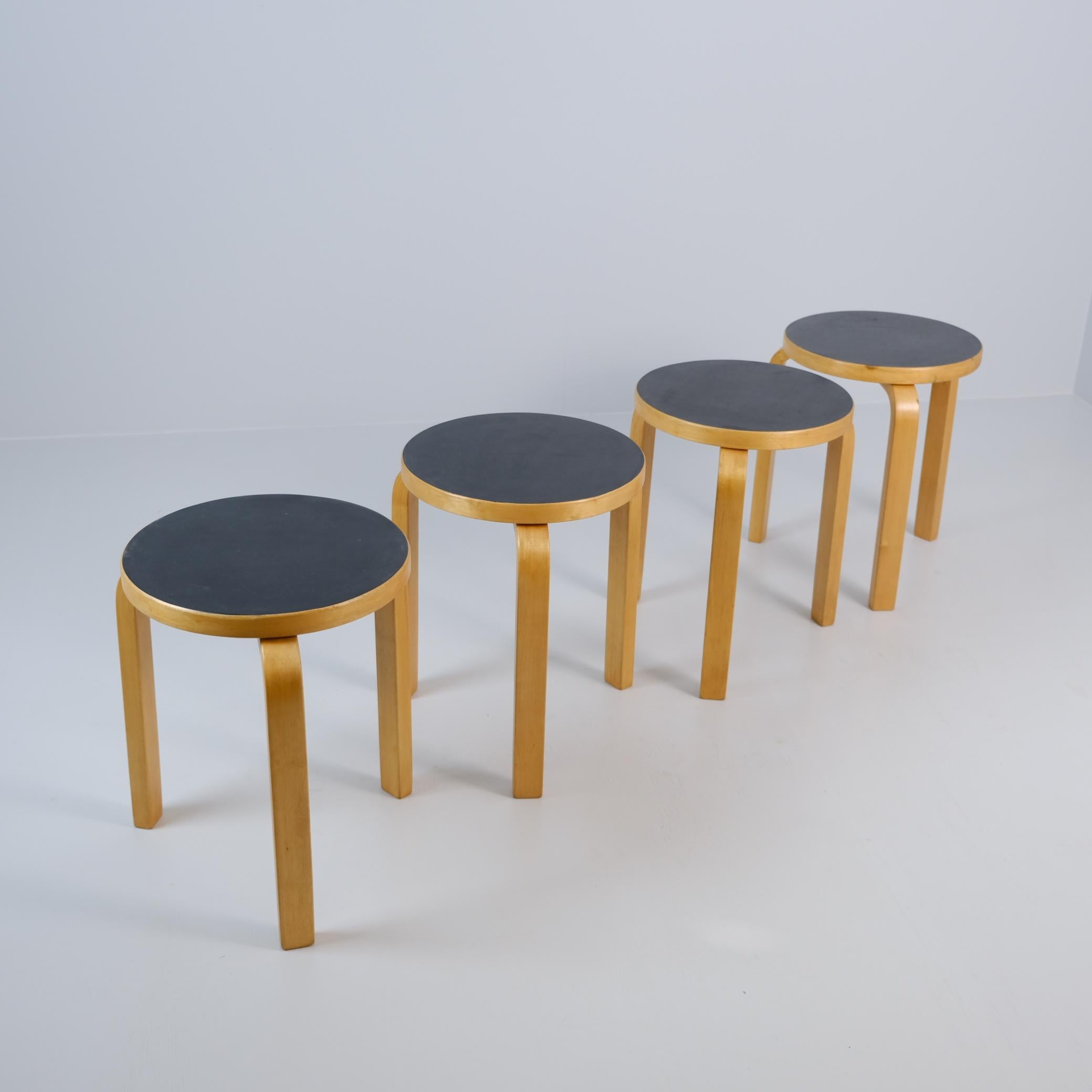 Satz von 4 Alvar Aalto-Hockern Modell Nr. 60, schwarzes Laminat, Artek 1950er Jahre im Angebot 6