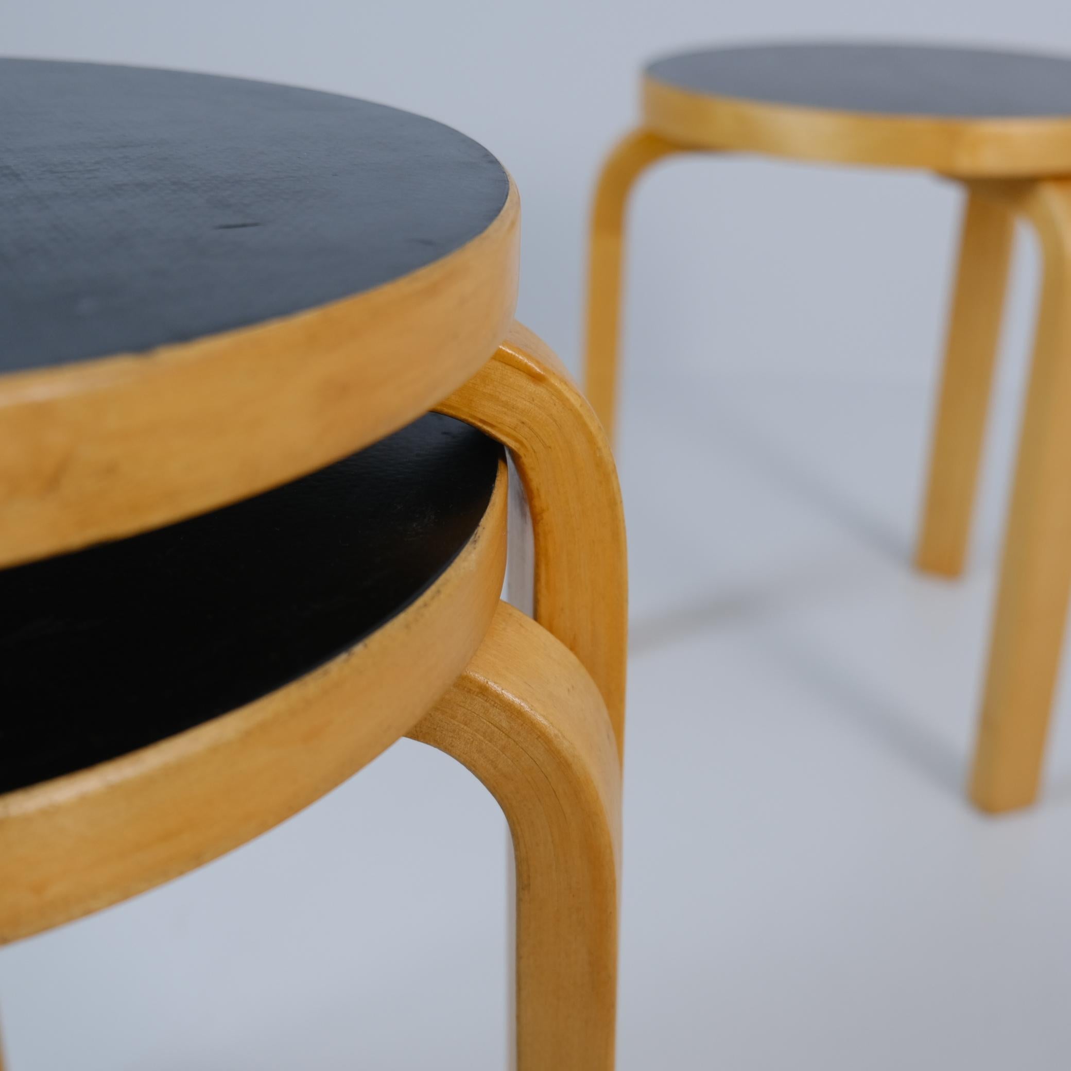 Satz von 4 Alvar Aalto-Hockern Modell Nr. 60, schwarzes Laminat, Artek 1950er Jahre (Finnisch) im Angebot
