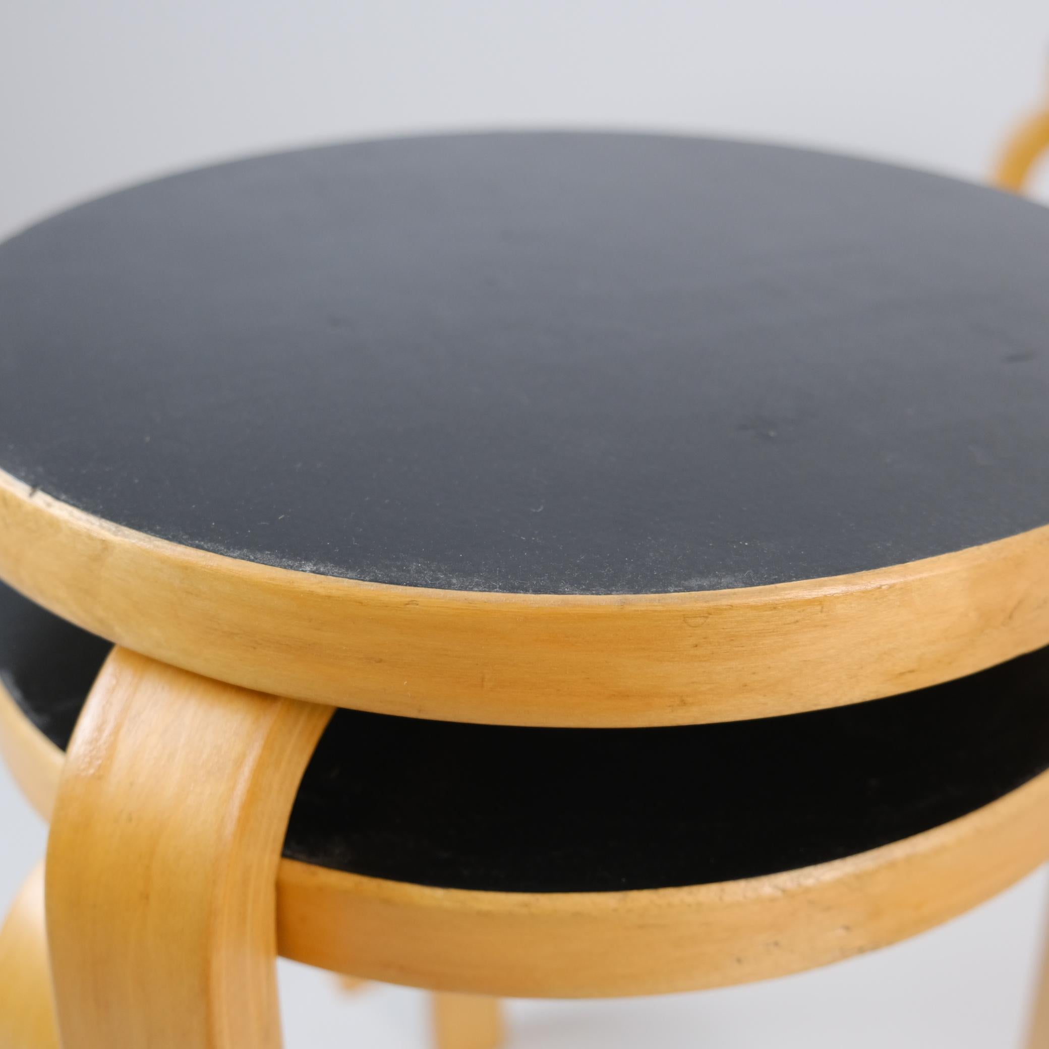 Satz von 4 Alvar Aalto-Hockern Modell Nr. 60, schwarzes Laminat, Artek 1950er Jahre im Zustand „Gut“ im Angebot in Helsinki, FI