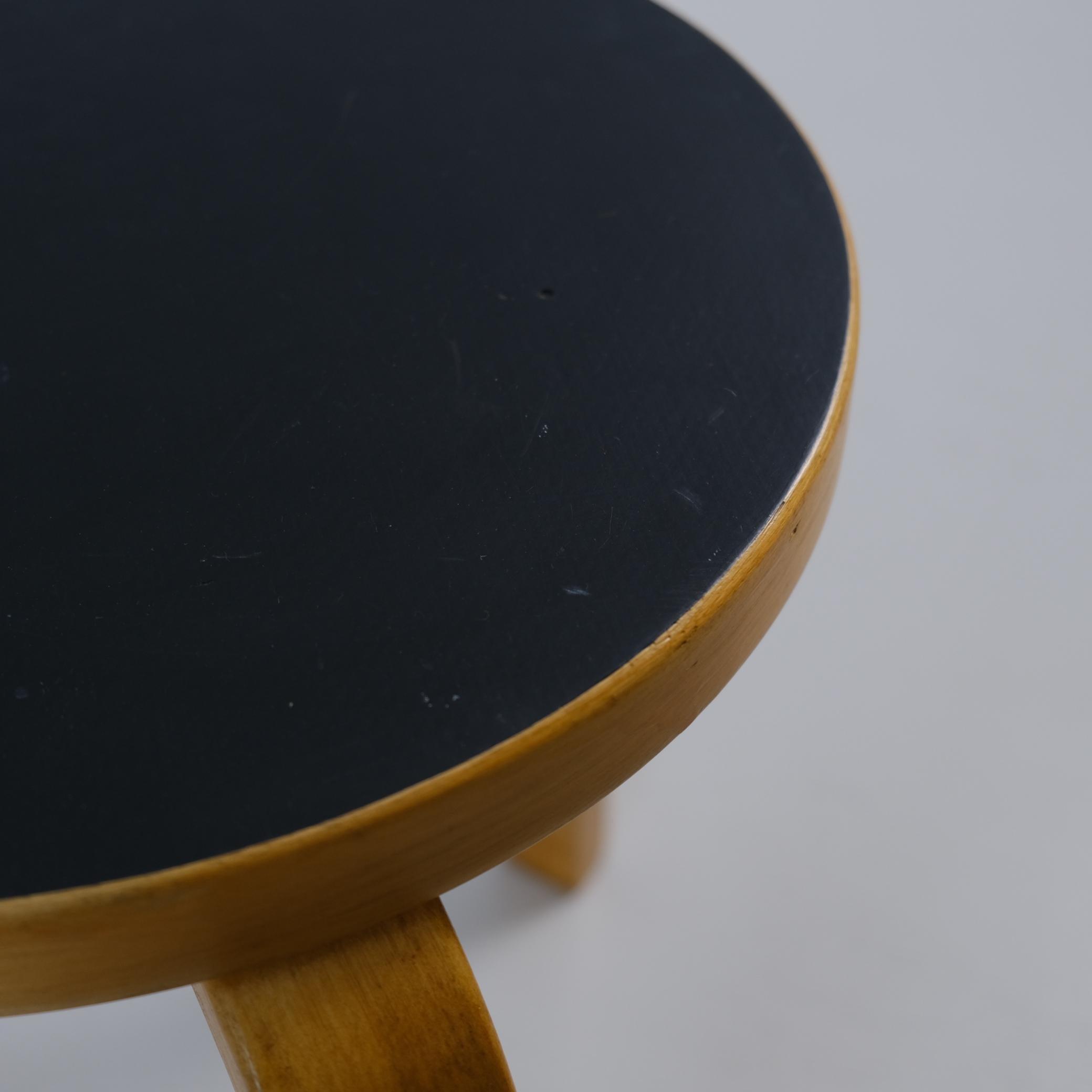 Satz von 4 Alvar Aalto-Hockern Modell Nr. 60, schwarzes Laminat, Artek 1950er Jahre (Mitte des 20. Jahrhunderts) im Angebot