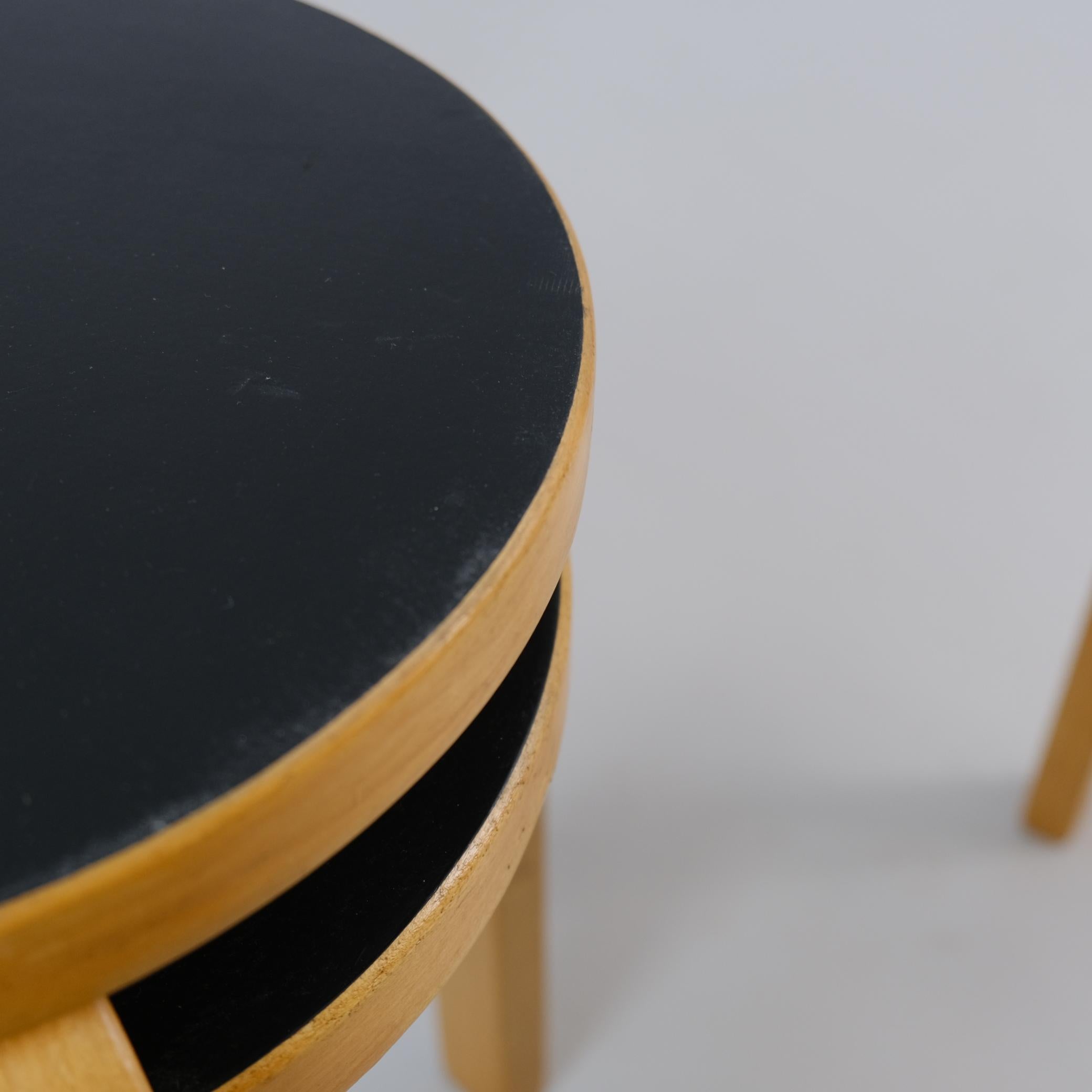 Satz von 4 Alvar Aalto-Hockern Modell Nr. 60, schwarzes Laminat, Artek 1950er Jahre (Birke) im Angebot