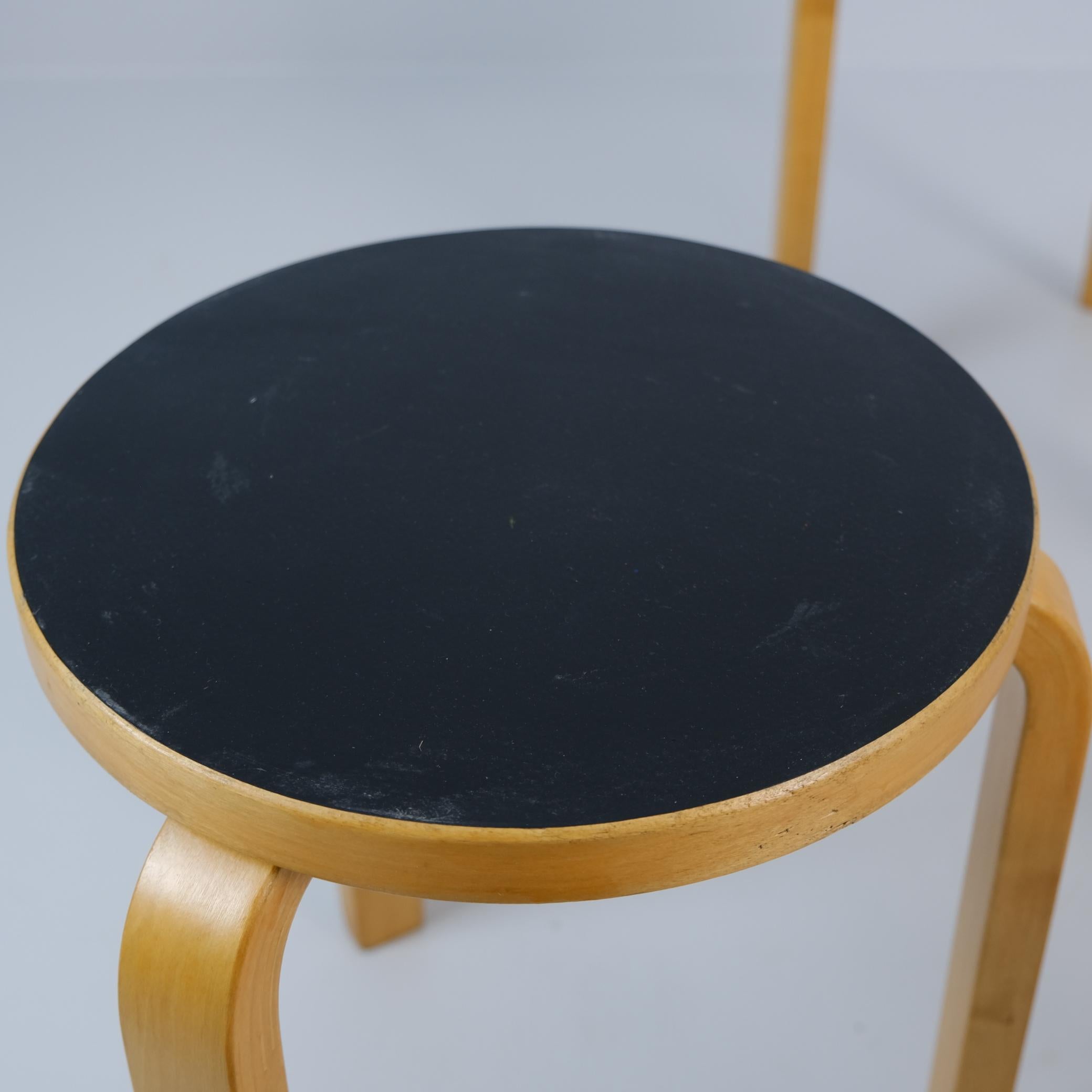 Satz von 4 Alvar Aalto-Hockern Modell Nr. 60, schwarzes Laminat, Artek 1950er Jahre im Angebot 1