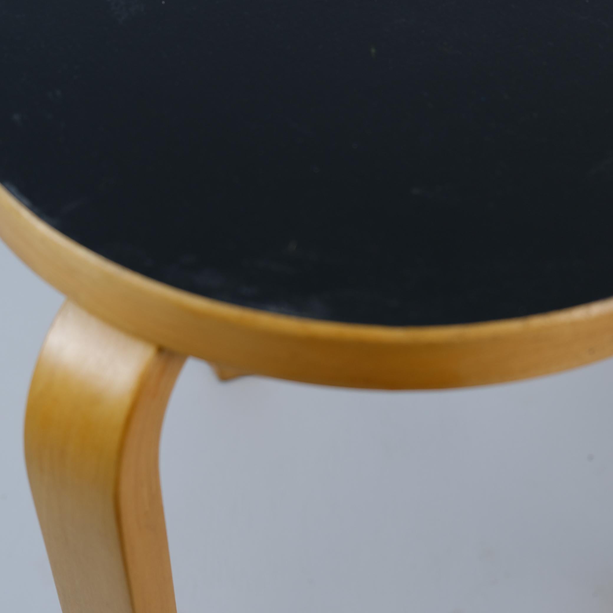 Satz von 4 Alvar Aalto-Hockern Modell Nr. 60, schwarzes Laminat, Artek 1950er Jahre im Angebot 2