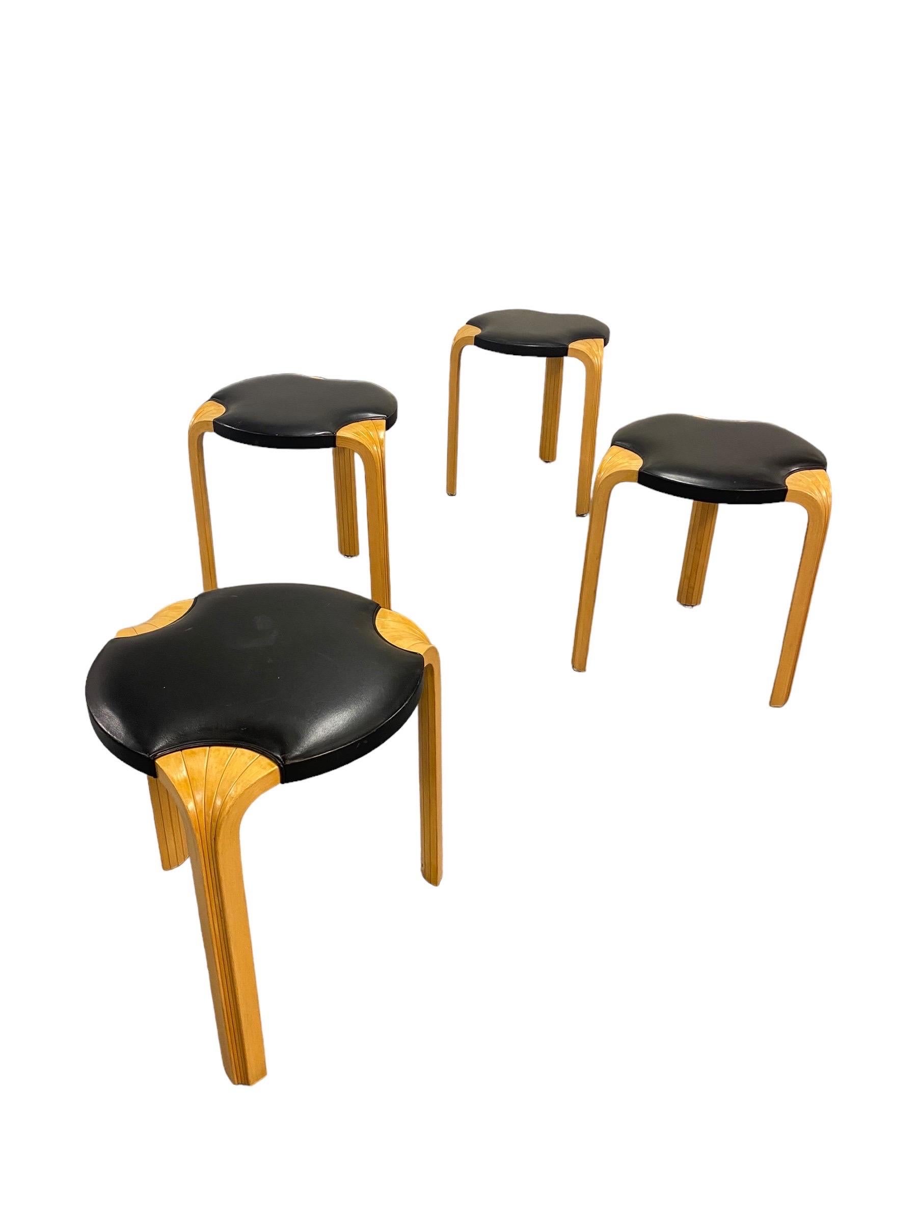 Satz von 4 Alvar Aalto X600 Hockern aus Birke und schwarzem Original-Leder, Artek, 1960er Jahre (Finnisch)