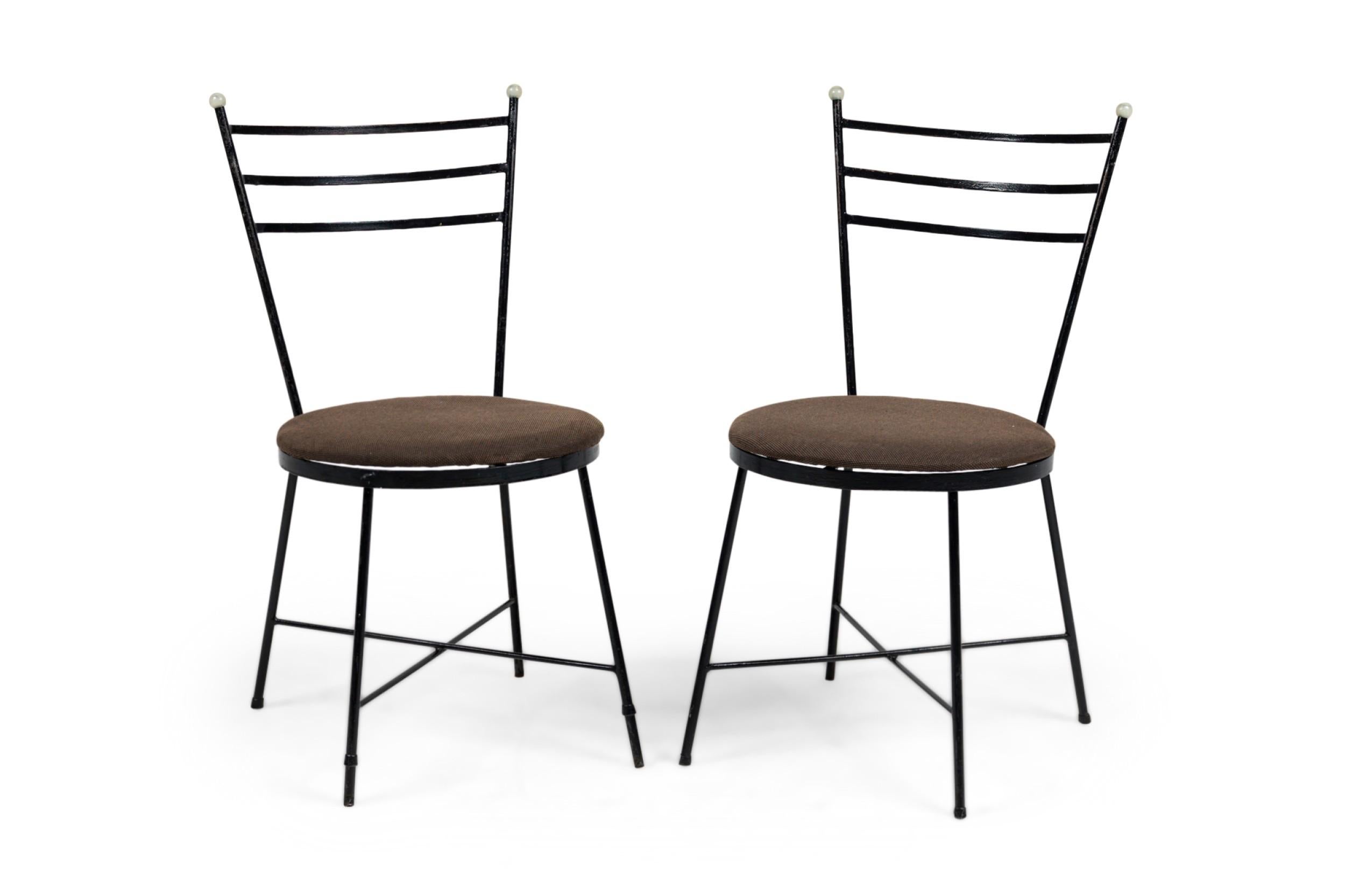 SET aus 4 amerikanischen MCM Atomic Age Gusseisen Esszimmerstühlen mit offener Rückenlehne und unterschiedlichen Tweed-Sitzpolstern (Stil von: FREDERIC WEINBERG) (PREIS IM SET)

3 Stühle sind mit einem braunen Tweed-Stoff bezogen und 1 Stuhl ist mit