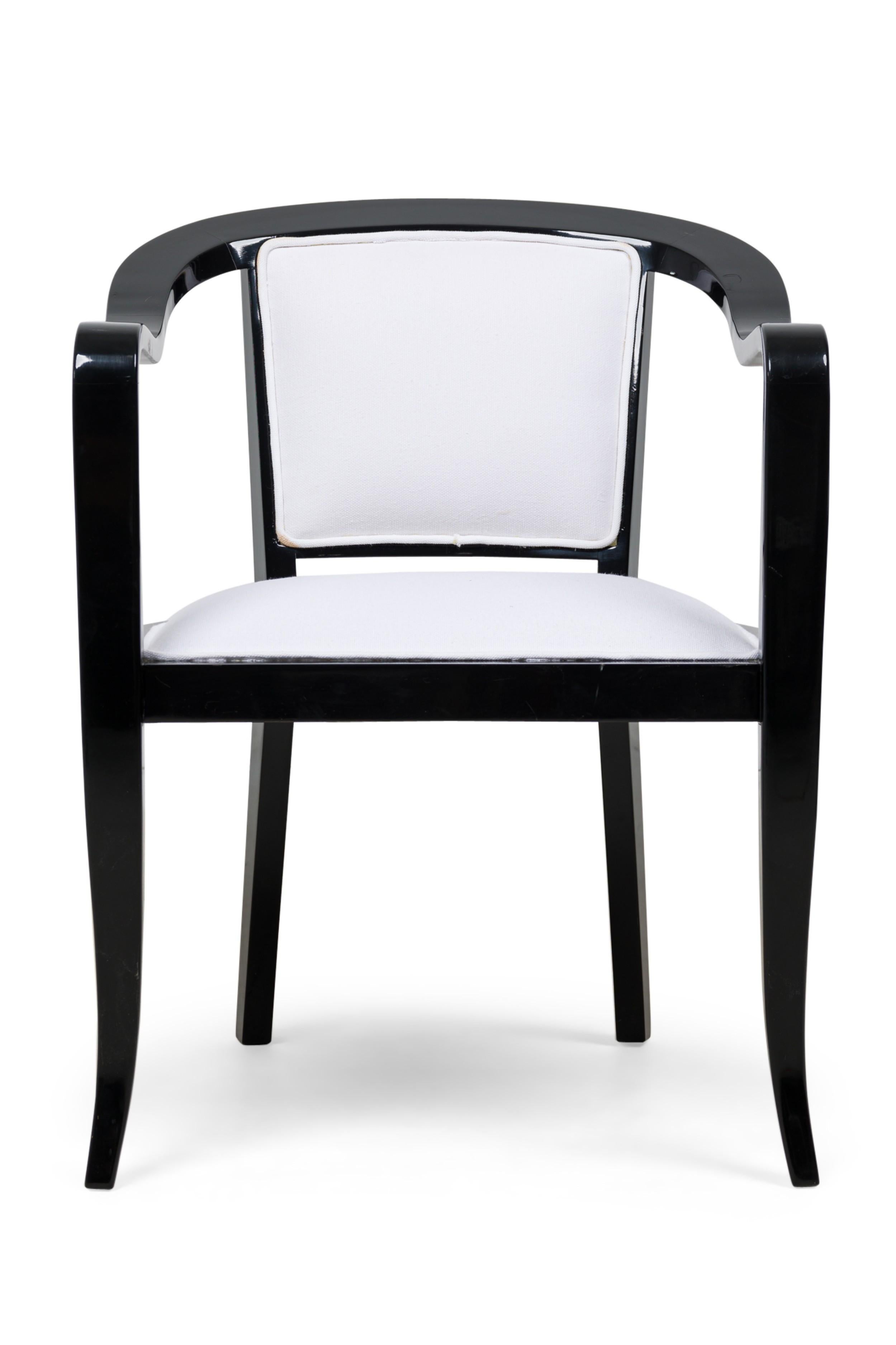 SET di 4 poltrone americane Mid-Century in legno ebanizzato con schienale rotondo e tappezzeria bianca (Edward Wormley per DUNBAR) (PREZZO COME SET) (Set di 5 con tappezzeria a righe bianche e nere: REG4008A) (NOTA: 1 SEDIA BIANCA IN FLORIDA sotto