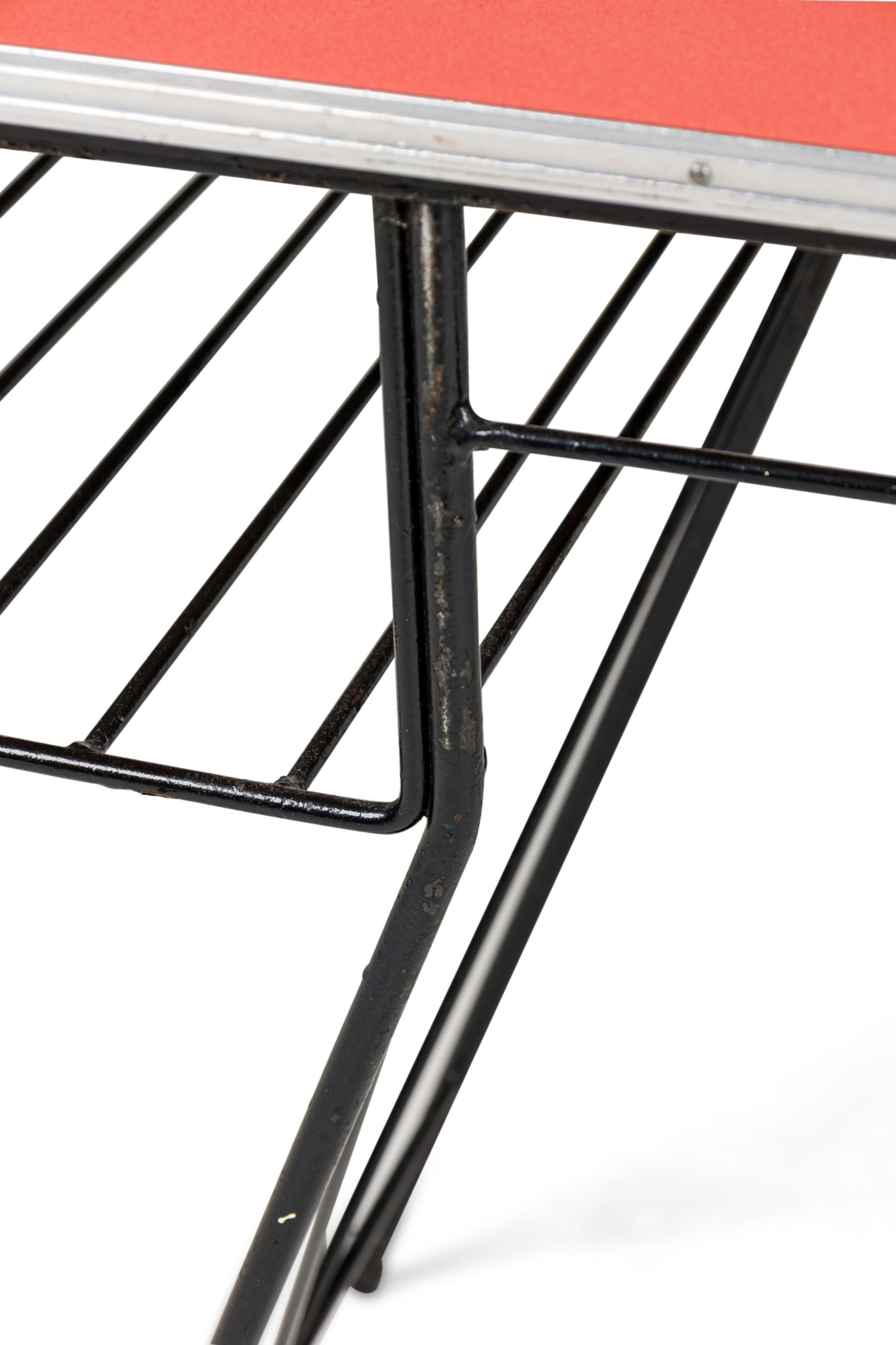 Set di 4 scrivanie in ghisa e rosa della metà del secolo scorso (1950 circa) in vendita 2