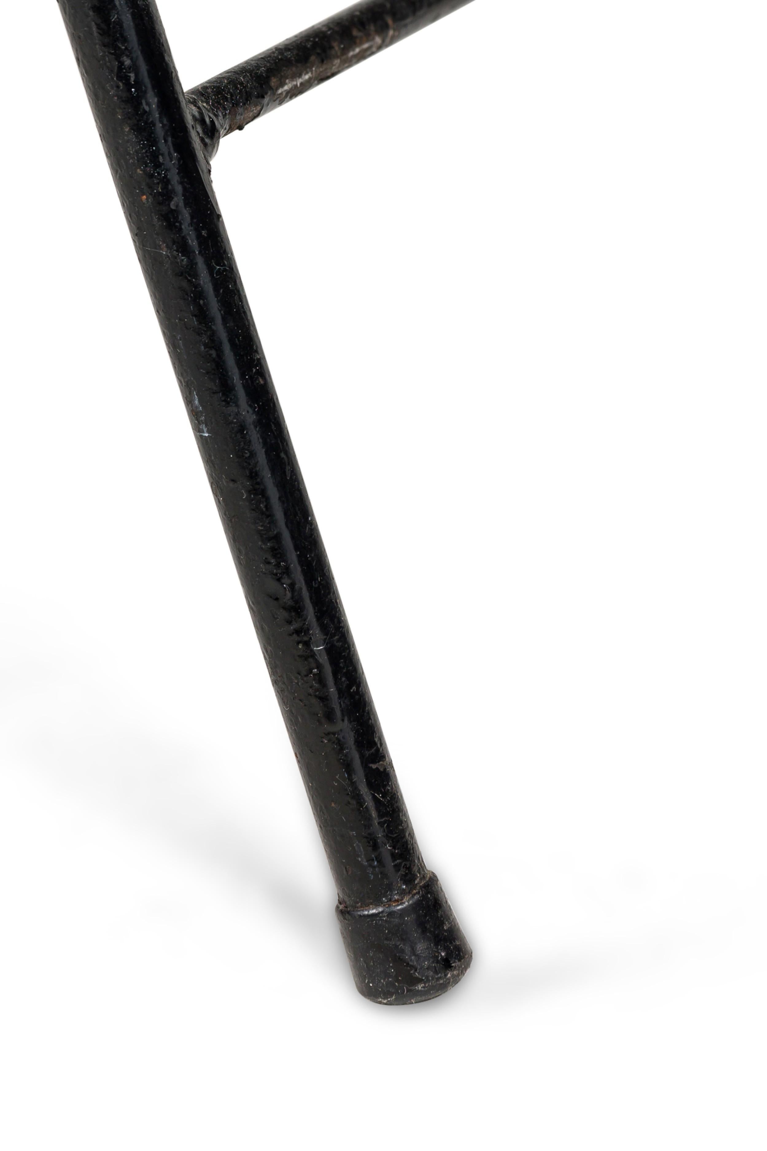 Set di 4 scrivanie in ghisa e rosa della metà del secolo scorso (1950 circa) in vendita 3