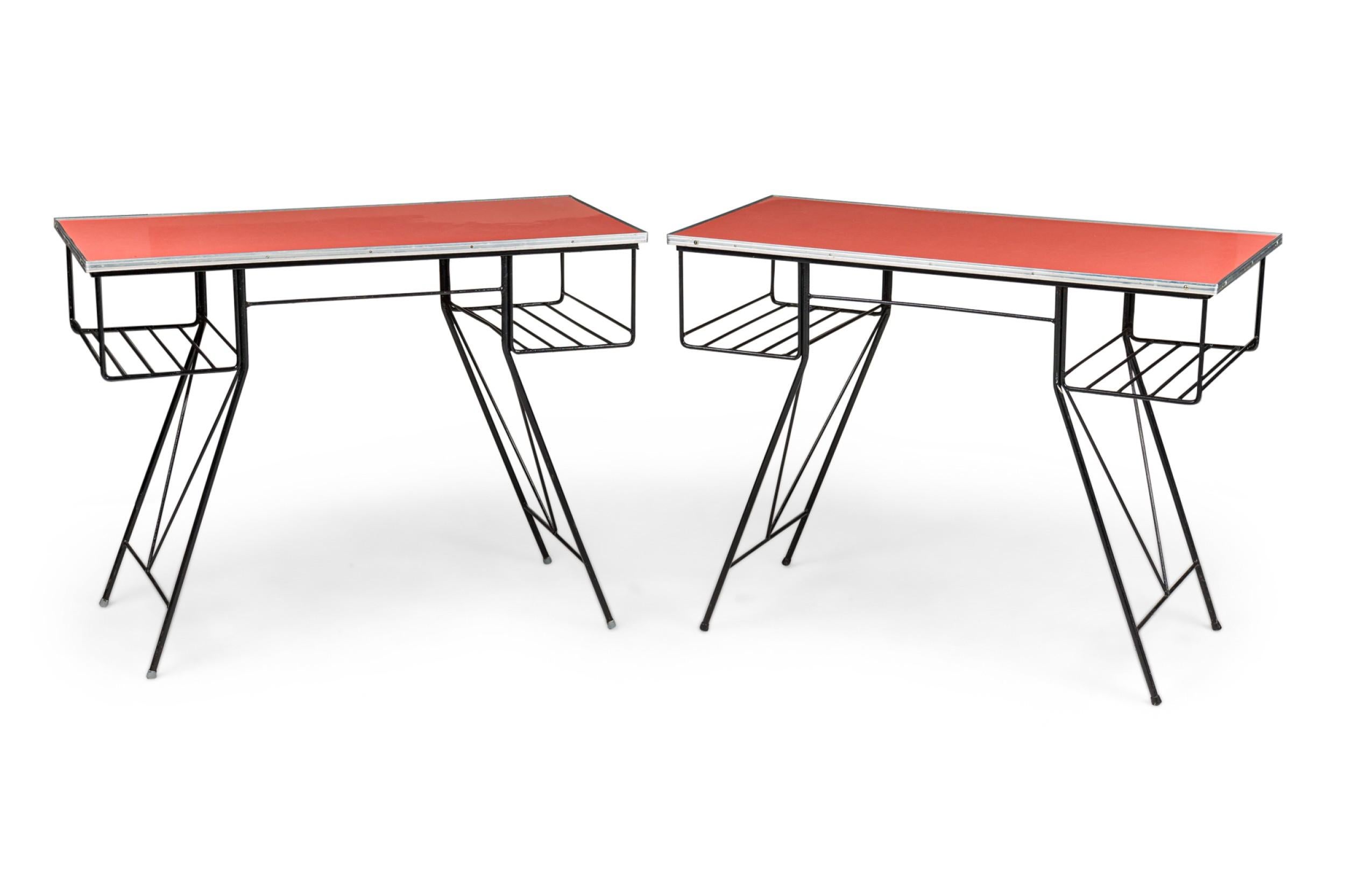 4 scrivanie americane MCM dell'era atomica con piano in legno laminato rosa e struttura in ghisa con vani portaoggetti (OGNI PREZZO) (Stile di: Frederic Weinberg)