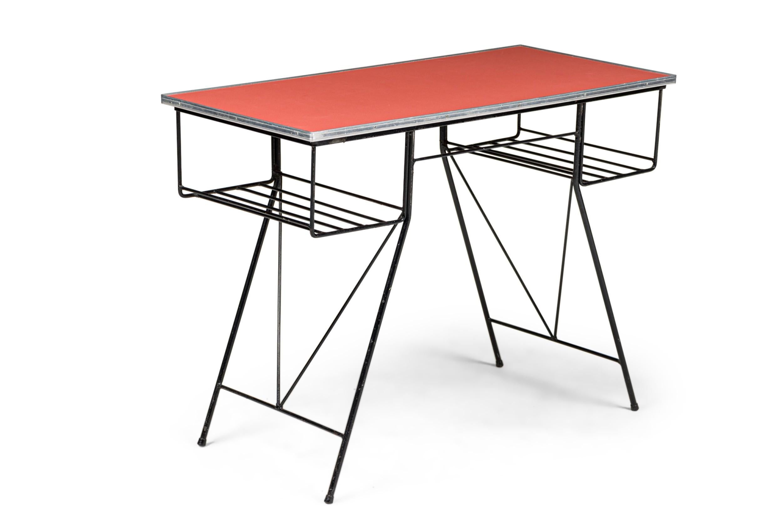 Set di 4 scrivanie in ghisa e rosa della metà del secolo scorso (1950 circa) In condizioni buone in vendita a Queens, NY