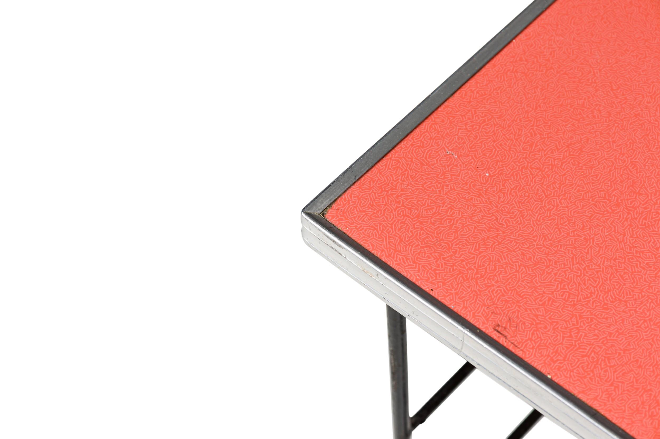 Ferro Set di 4 scrivanie in ghisa e rosa della metà del secolo scorso (1950 circa) in vendita