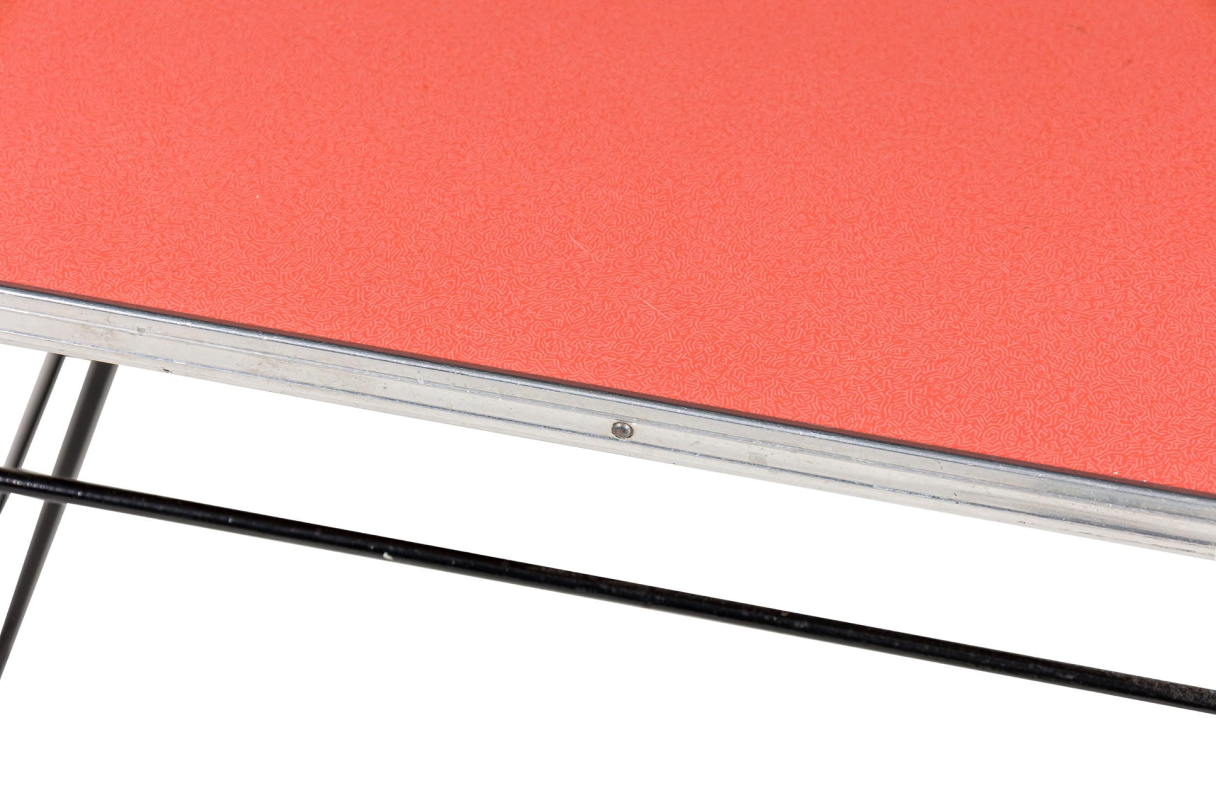 Set di 4 scrivanie in ghisa e rosa della metà del secolo scorso (1950 circa) in vendita 1