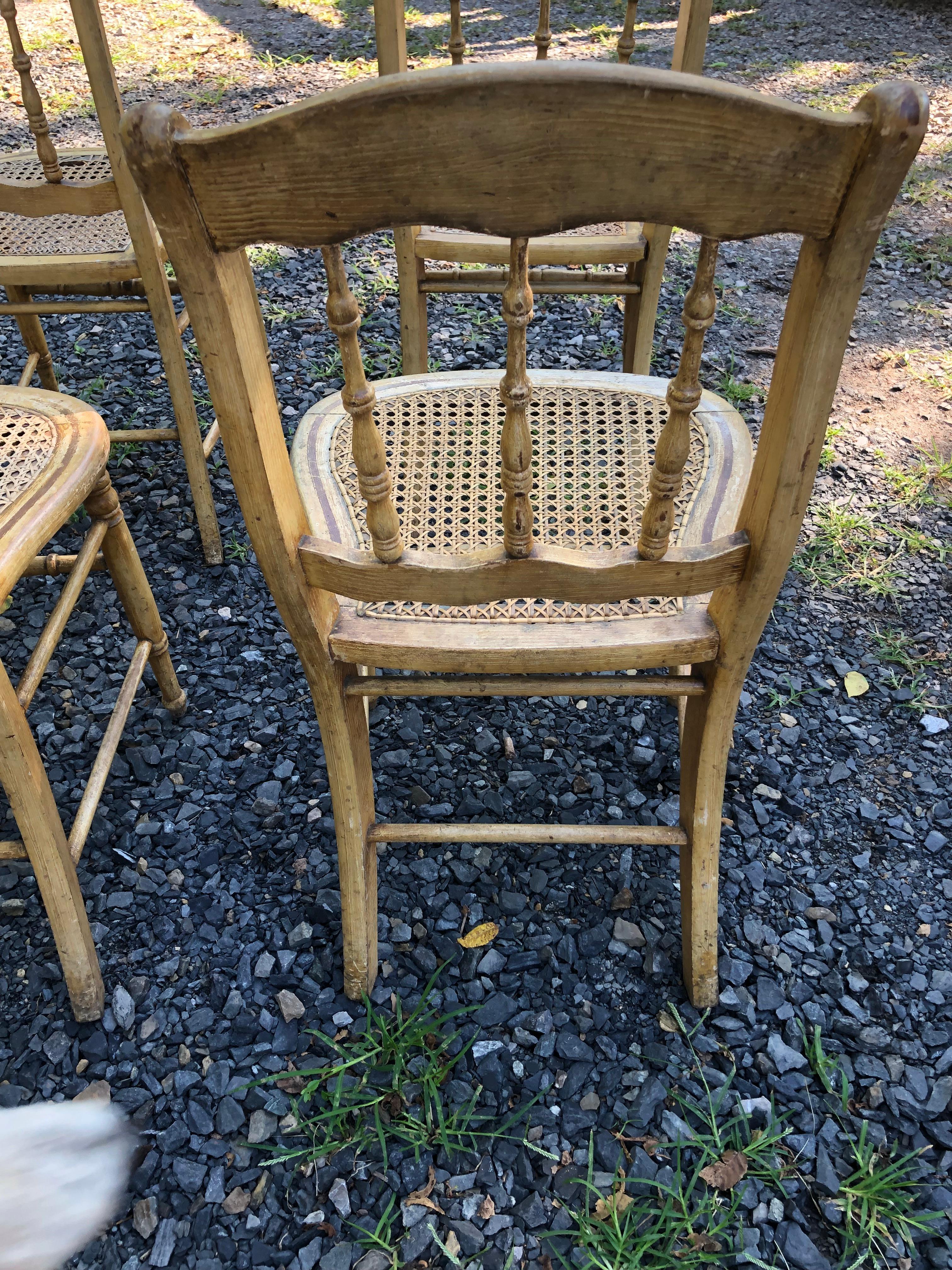 Ensemble de 4 chaises d'appoint de salle à manger rustiques Amish à dossier en fuseau en vente 1