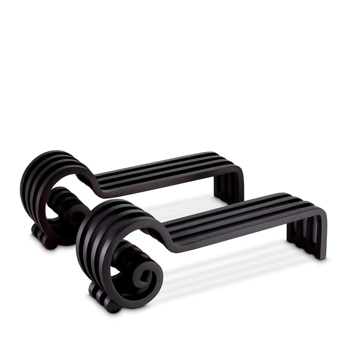 Enjoy the charm of a crackling fire with this set of 4 andirons.
Featuring sturdy rear rods and elegantly curved protective bars, these practical fireplace grates keep firewood above the bottom of the fireplace, improving oxygenation and combustion