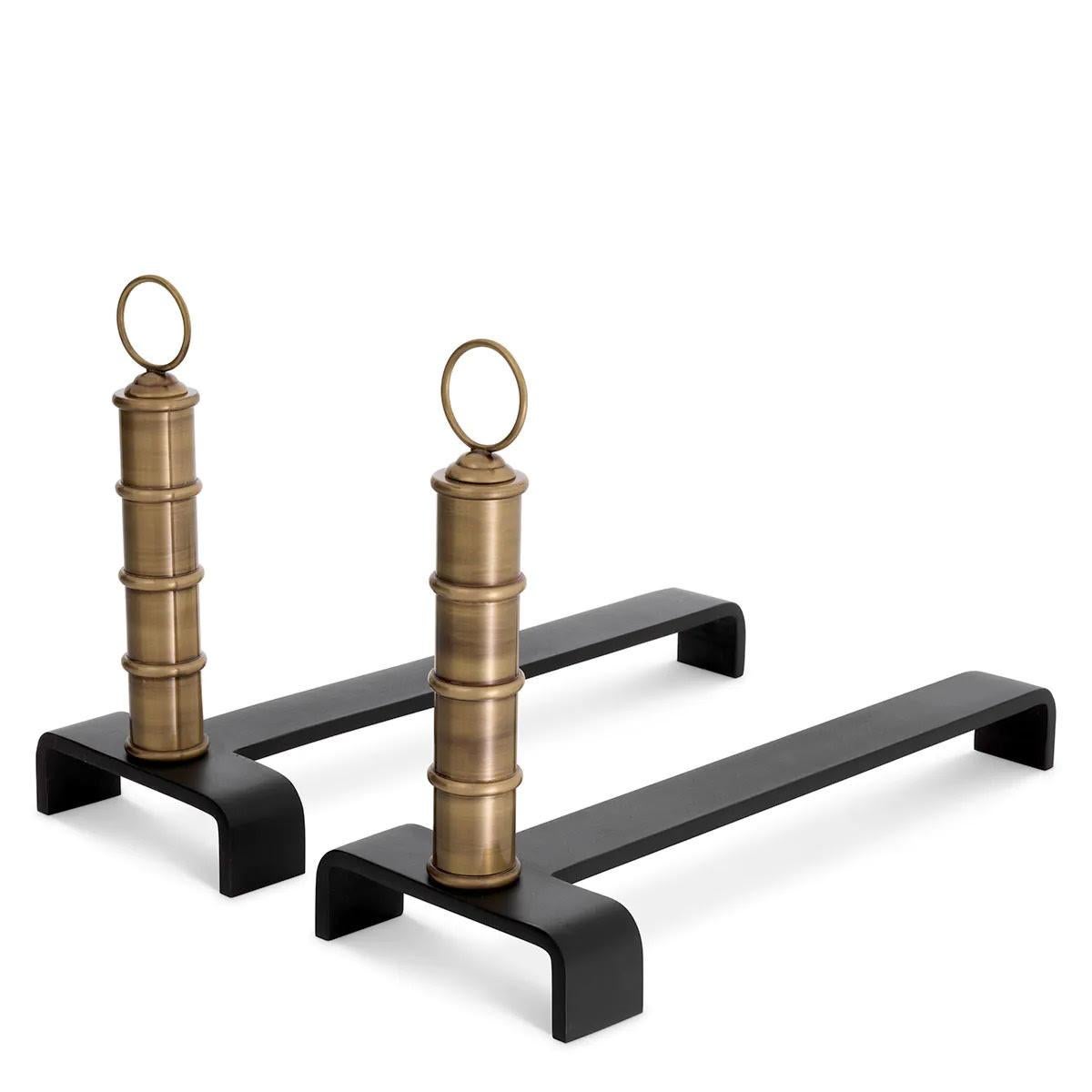 The elegant style of these 4 andirons makes them precious fireplace accessories, perfect for both modern and traditional fireplaces.
By holding the wood at the base of the hearth, they allow for better oxygenation and combustion, while preventing