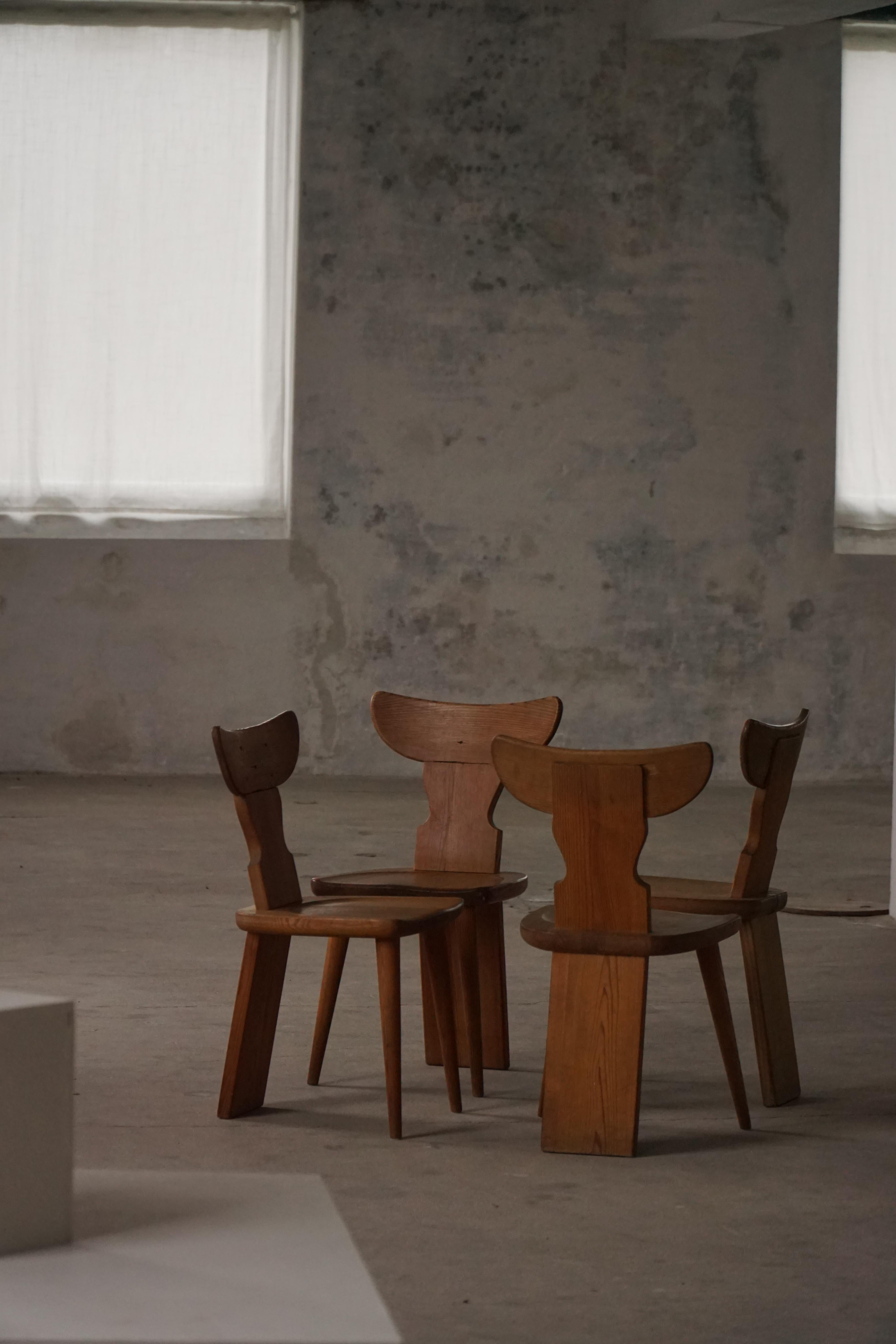 Cet ensemble de quatre chaises suédoises en pin est un modèle du début du milieu du siècle conçu par Ferdinand Lundquist et produit par Åby Möbelfabrik à Göteborg. Un exemple classique de l'artisanat suédois des années 1930/40.

Les chaises