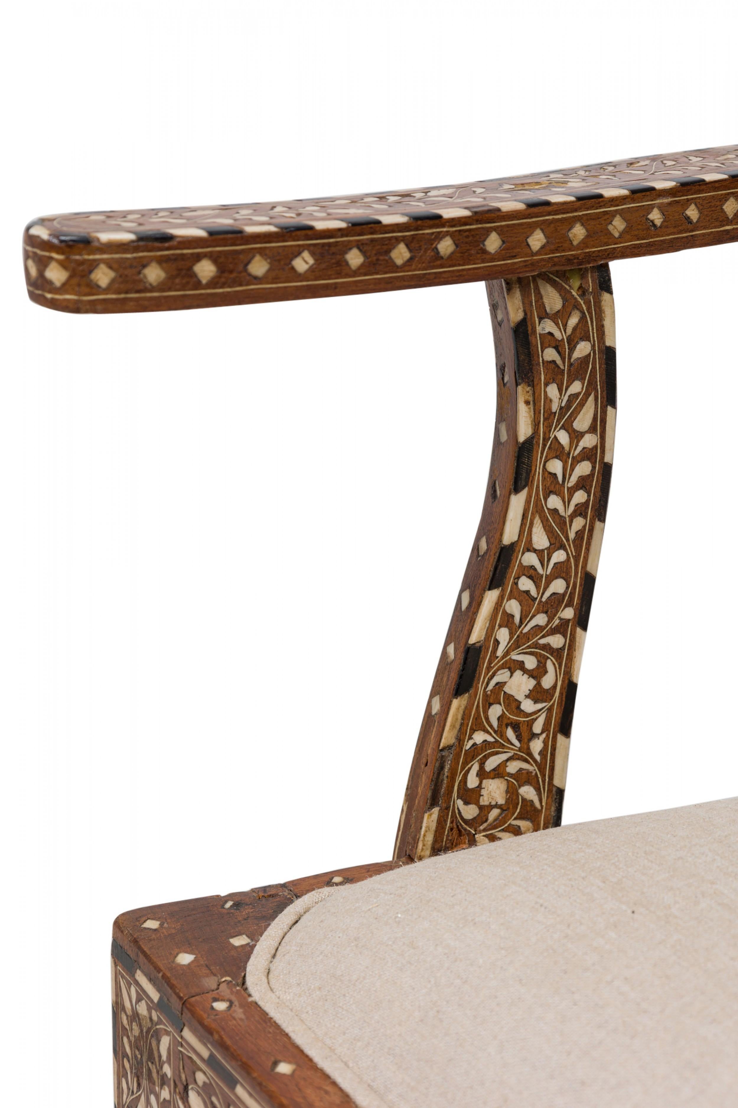 Ensemble de 4 fauteuils anglo-indiens en bois de feuillus sculpté et incrusté en vente 1