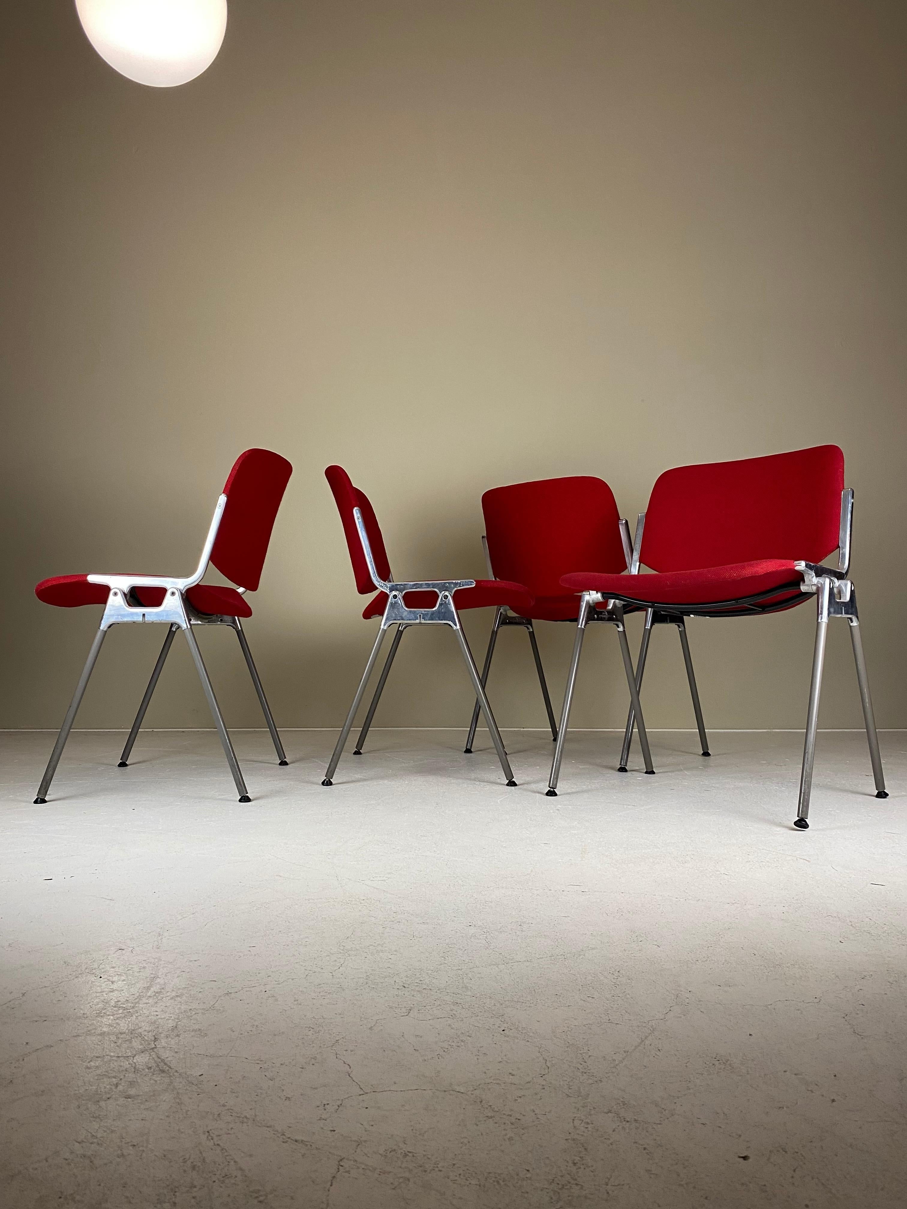Der 1965 von Giancarlo Piretti entworfene Stapelstuhl DSC-106 ist einer der berühmtesten Stühle, die Castelli je hergestellt hat. Es ist zu einem festen Bestandteil der Designgeschichte geworden und findet sich in vielen Museumssammlungen auf der