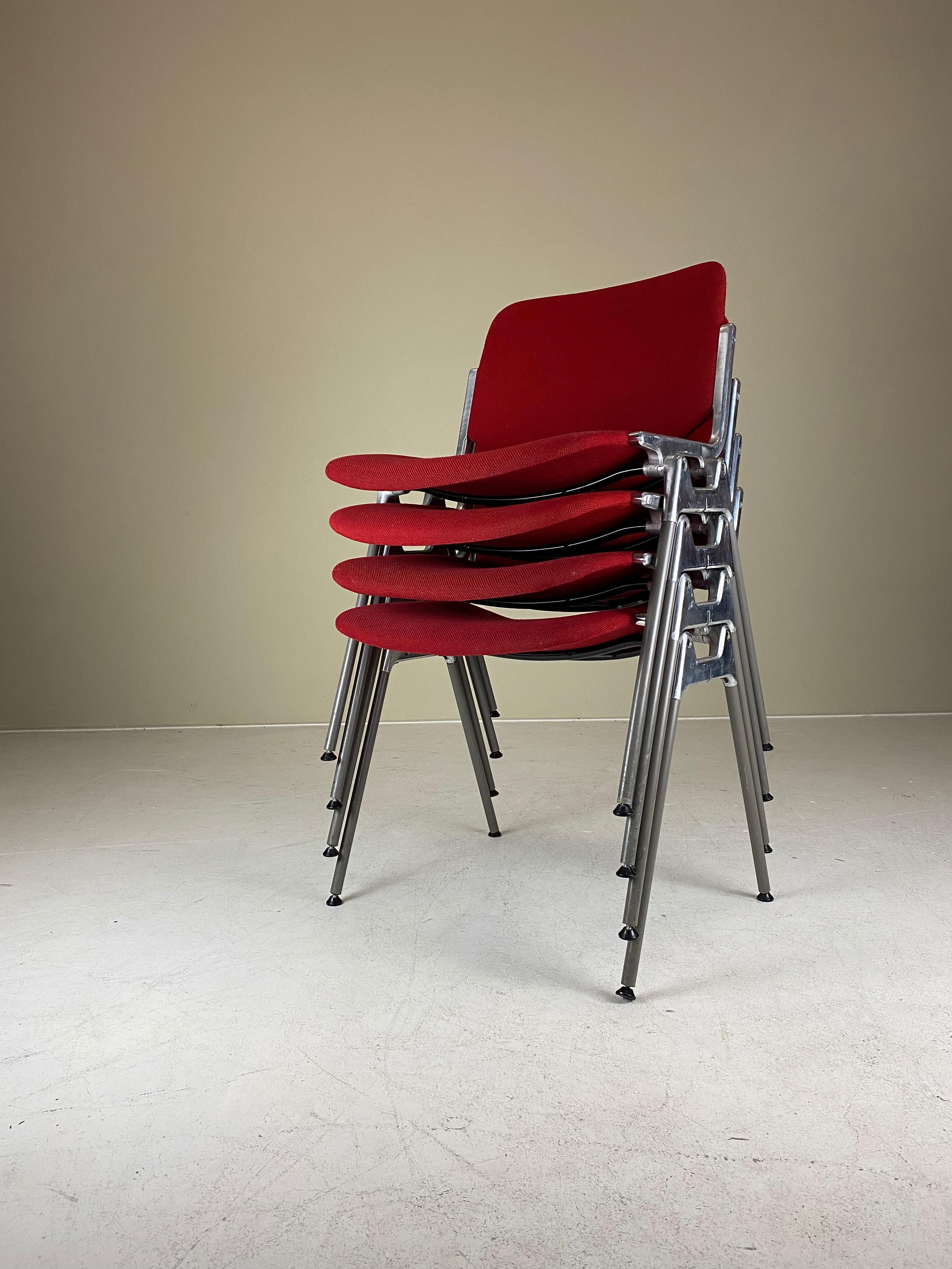 Milieu du XXe siècle Ensemble de 4 chaises empilables Anonima Castelli DSC-106 de Giancarlo Piretti, années 1960 en vente