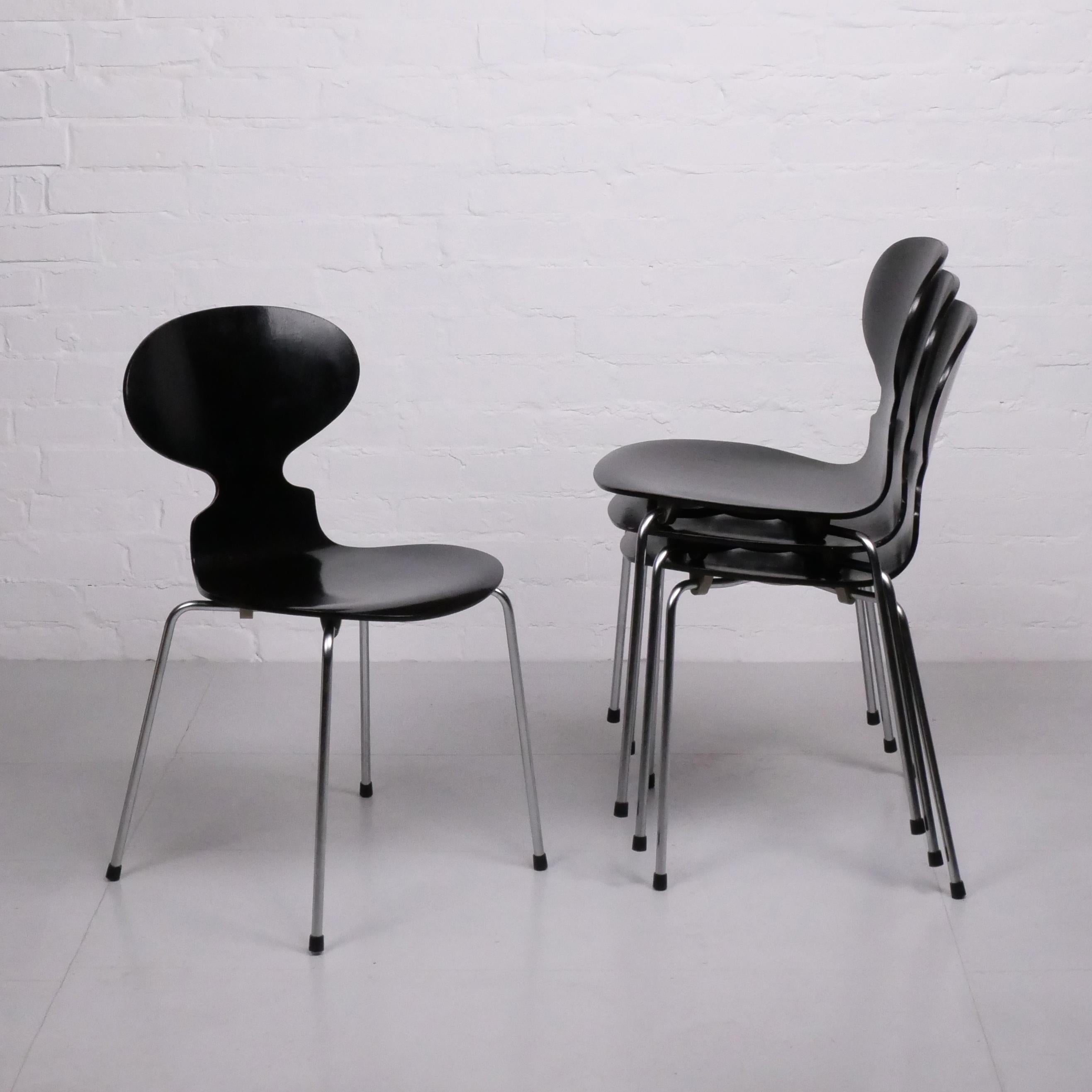 Molded Set of 4 ‘Ant’ Chairs by Arne Jacobsen for Fritz Hansen, 2 early sets available