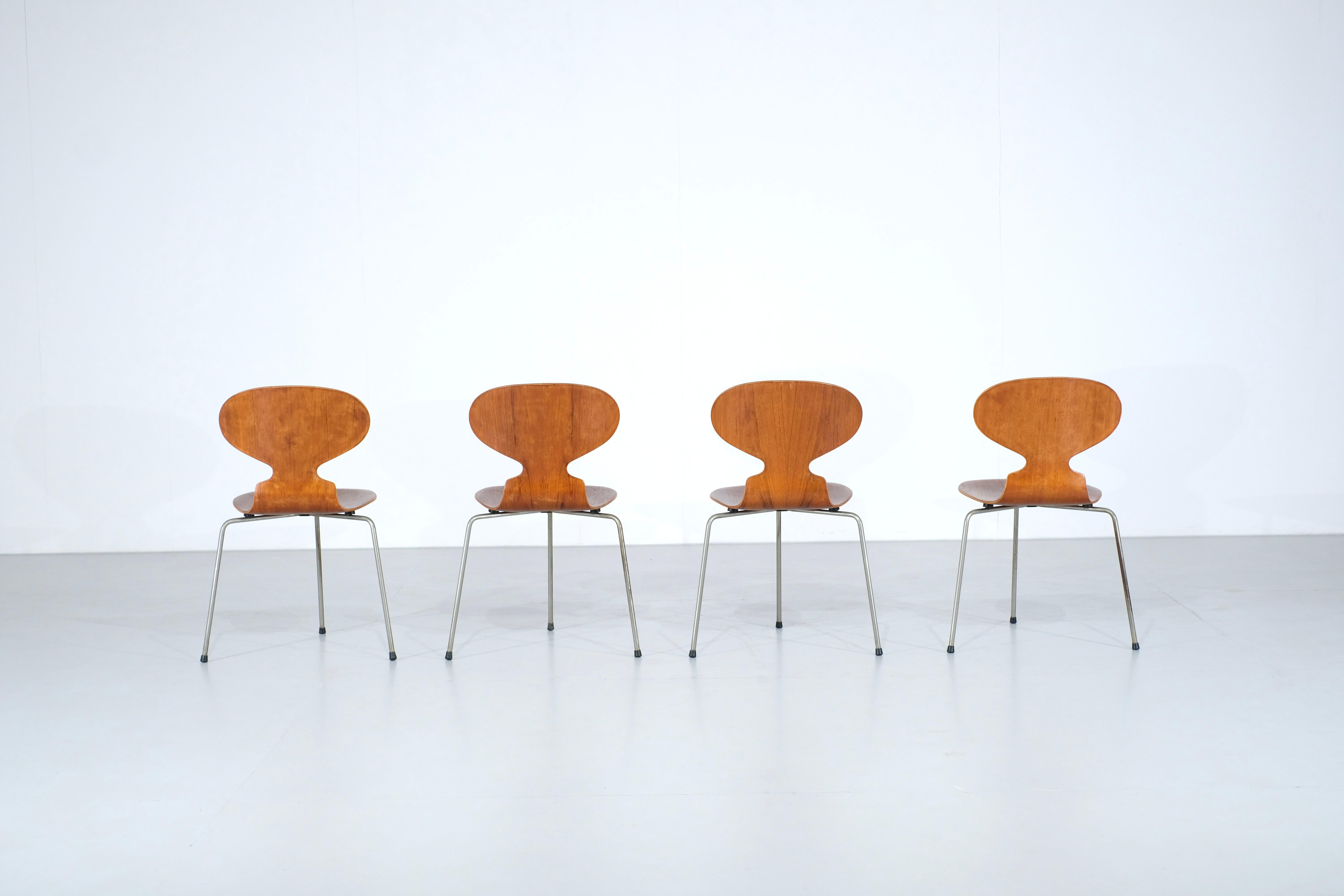 Magnifica serie di quattro sedie Ant disegnate da Arne Jacobsen per Fritz Hansen nel 1952.

L'obiettivo originario della creazione di questa sedia era quello di arredare la caffetteria dell'azienda farmaceutica danese Novo Nordisk a