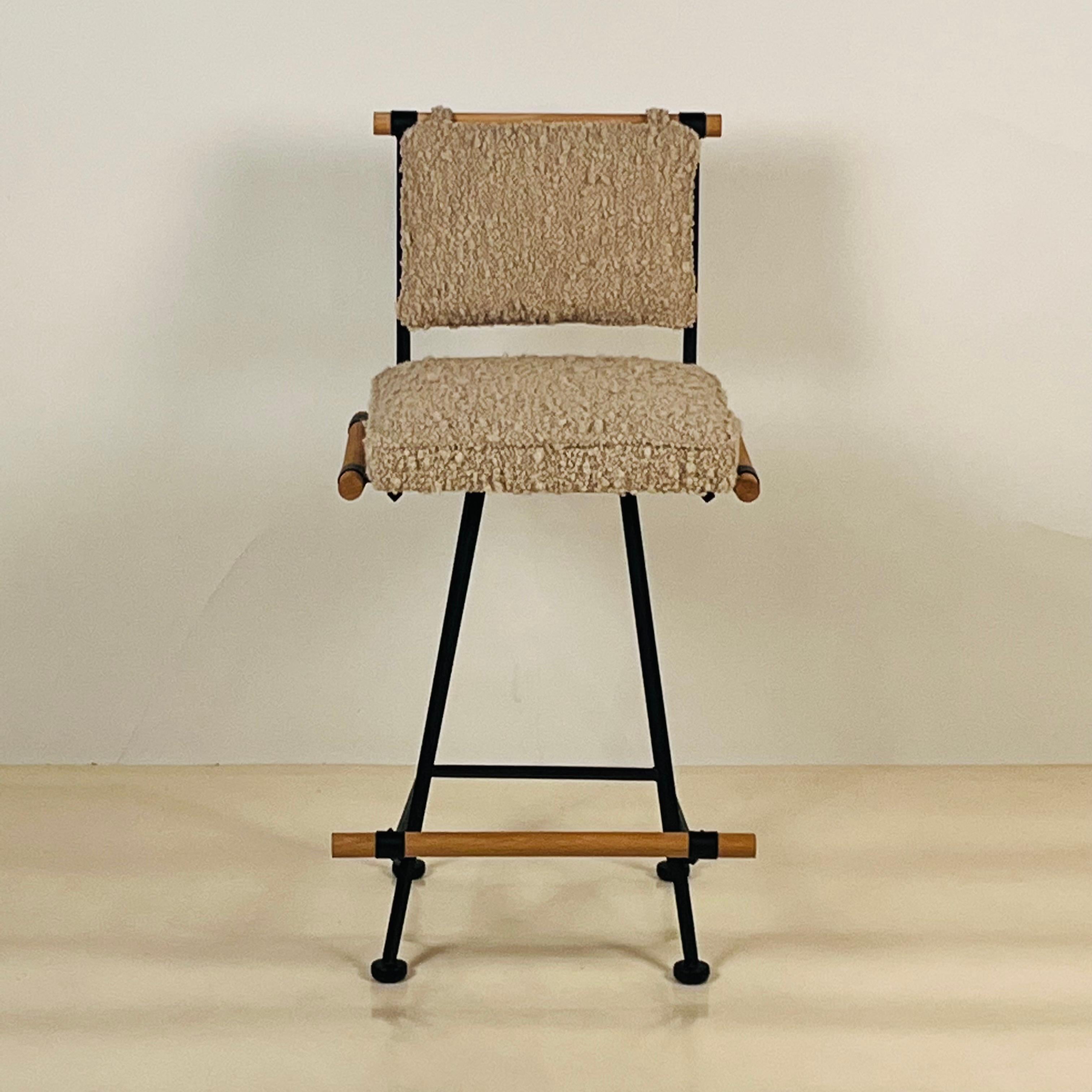 Set aus 4 drehbaren Antibes™-Thekenhockern von DESIGN FRÈRES®, in COM.

Hier abgebildet in schwerem Bouclé COM (Stoffreferenzen auf Anfrage erhältlich) mit Stäben aus weißer Eiche. Matte schwarze Rahmen. 

Sehr bequeme und funktionelle