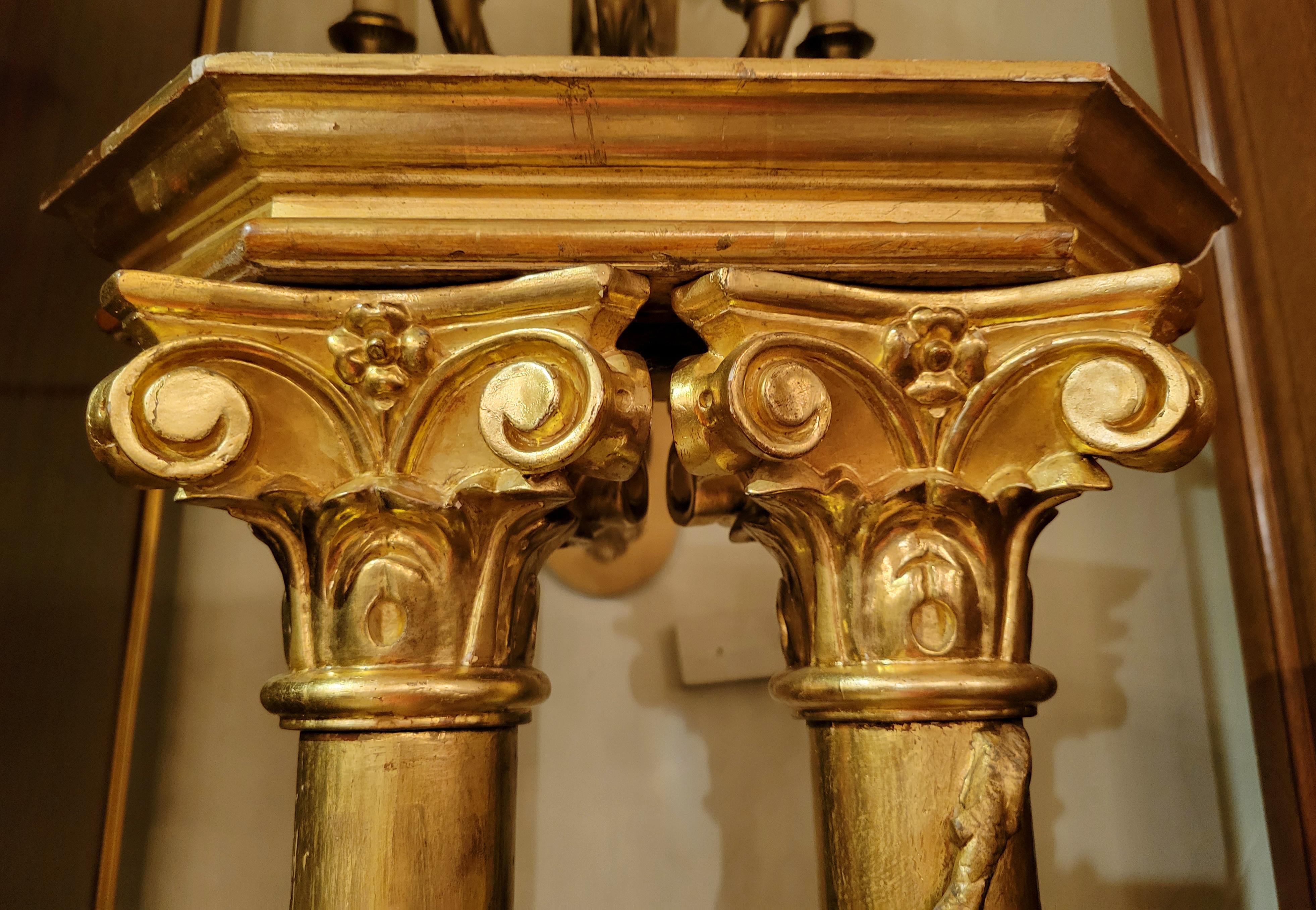 Set di 4 antiche colonne d'oro fiorentine del XIX secolo, circa 1850. Queste colonne sono molto belle e antiche e sono piuttosto alte. Siamo disposti a rompere il set di quattro e a consentire l'acquisto di due come indicato nel prezzo.