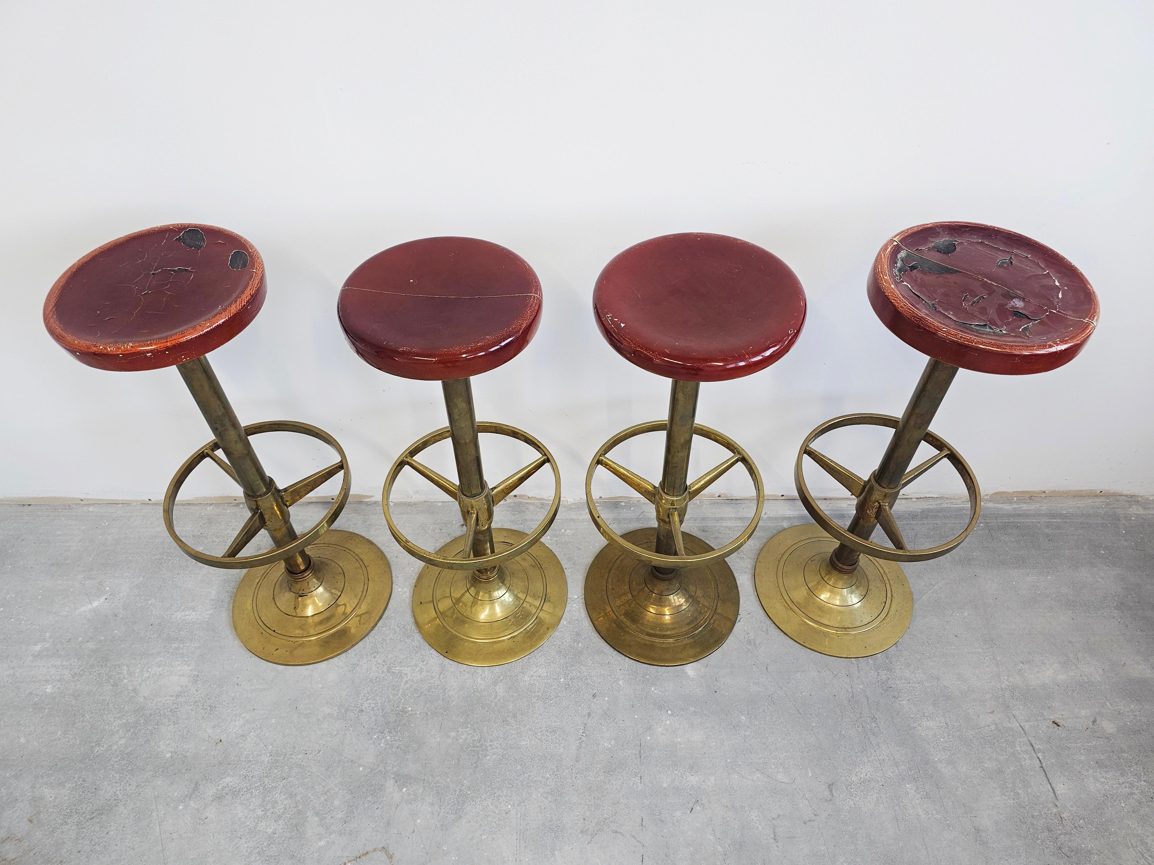 Dans cette annonce, vous trouverez un ensemble de 4 tabourets de bar antiques très rares. Ils sont réalisés en laiton massif et épais avec un siège en bois. Les tabourets de bar sont absolument saisissants en personne. Et très lourd. Fabriqué en