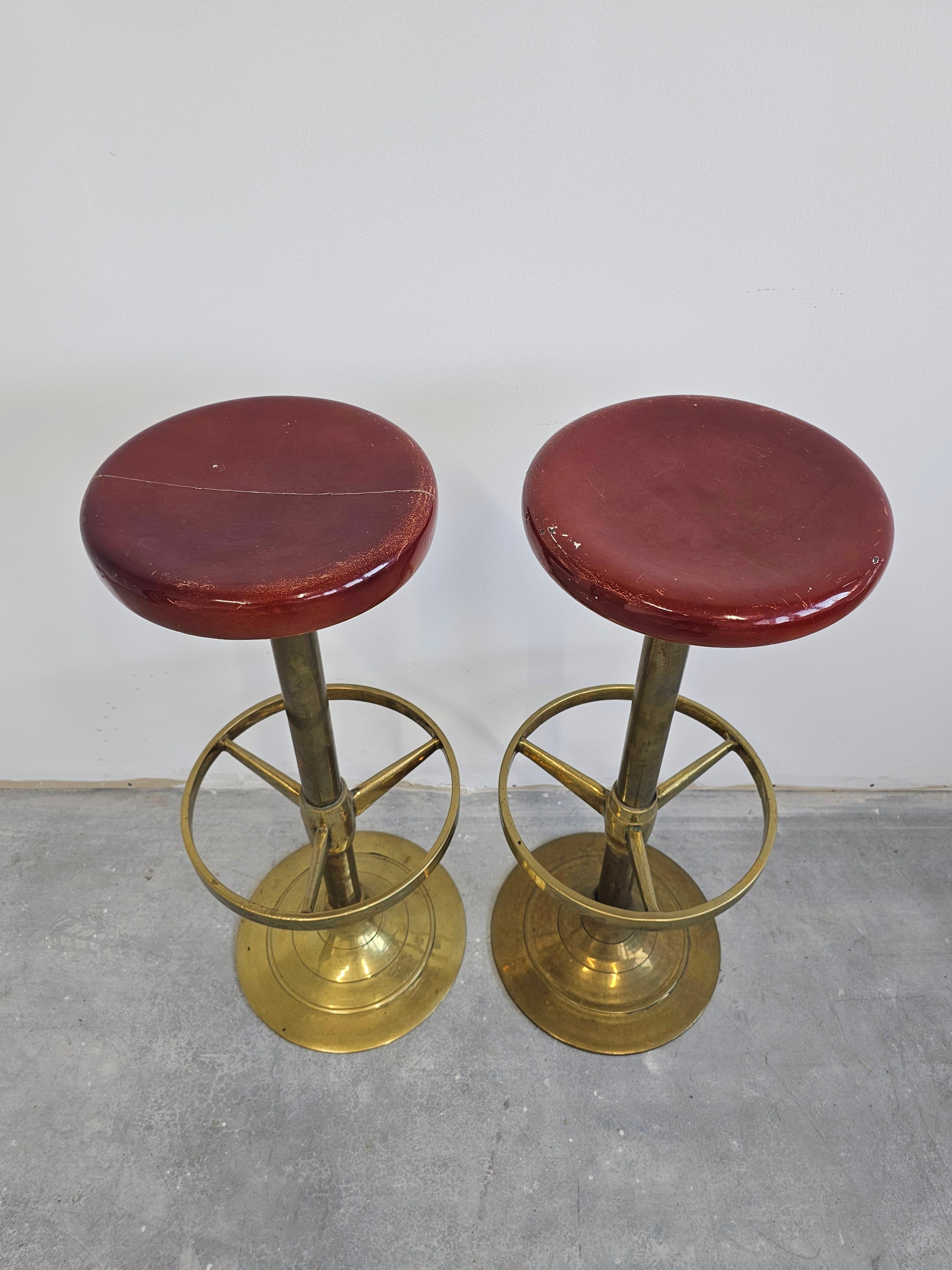 Art déco Ensemble de 4 tabourets de bar anciens en laiton massif épais, Autriche des années 1920 en vente