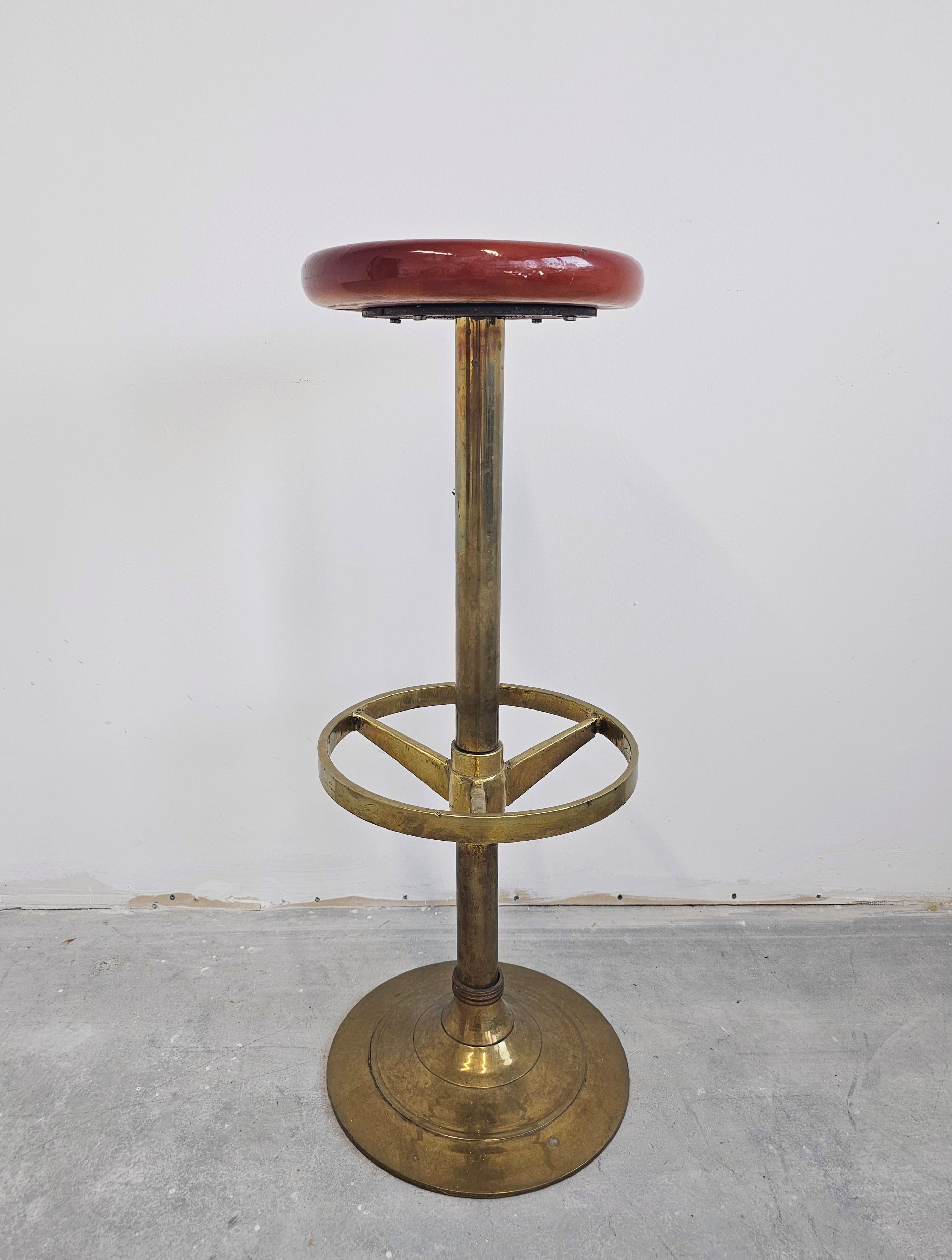 Autrichien Ensemble de 4 tabourets de bar anciens en laiton massif épais, Autriche des années 1920 en vente
