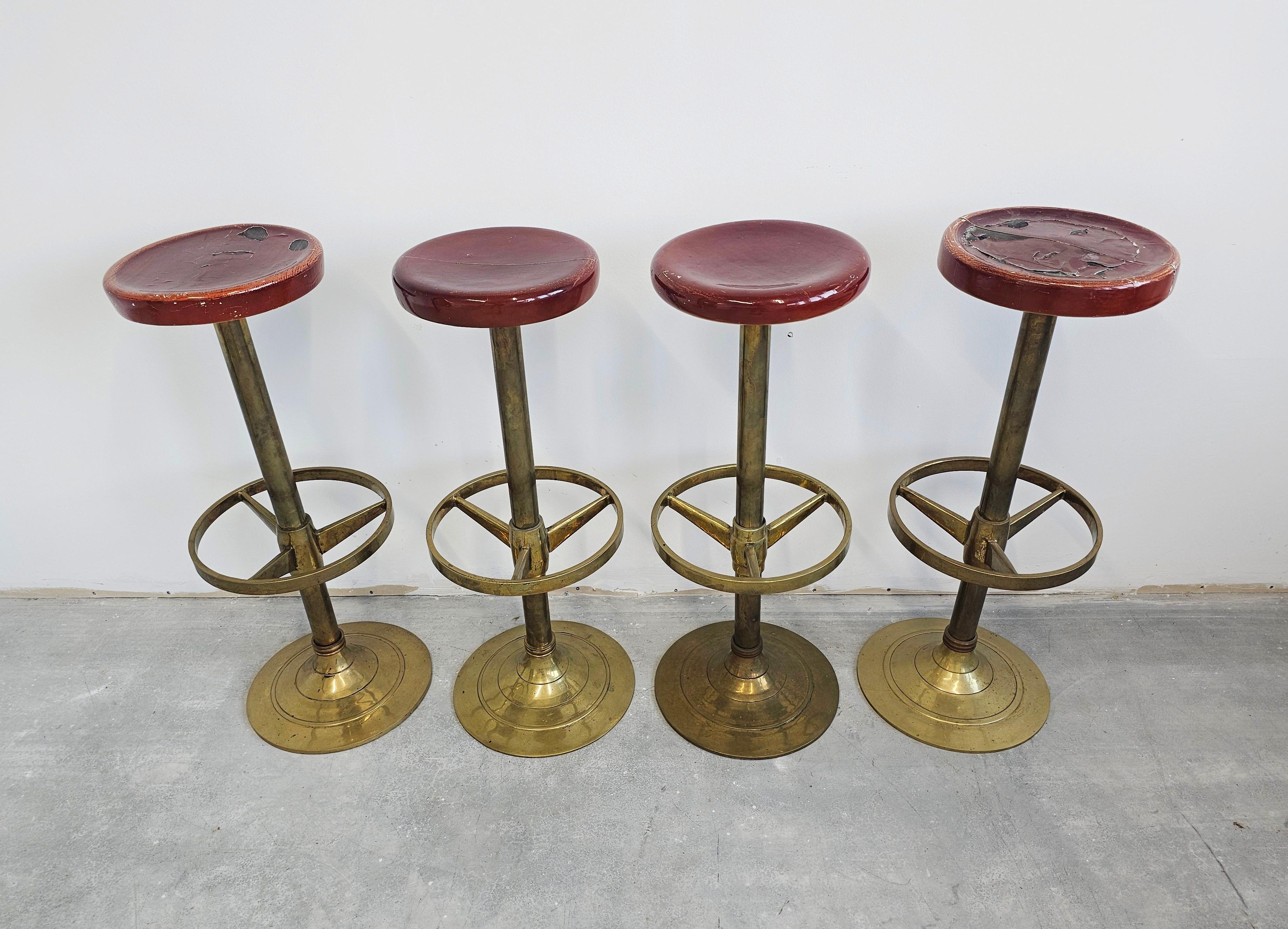 Début du 20ème siècle Ensemble de 4 tabourets de bar anciens en laiton massif épais, Autriche des années 1920 en vente