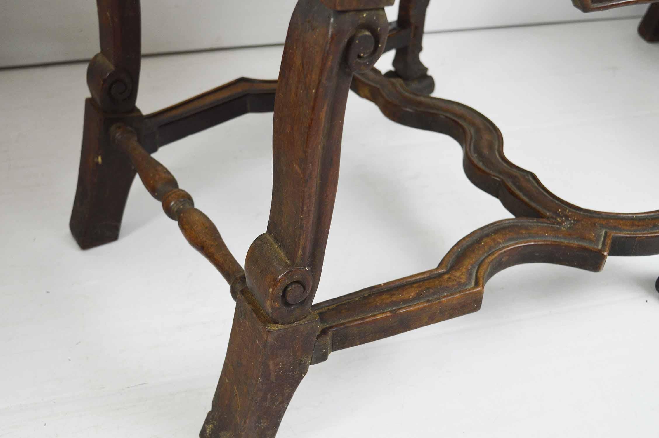  4 Antike Stühle im Barockstil aus geschnitztem Nussbaum und Bergère im Angebot 2