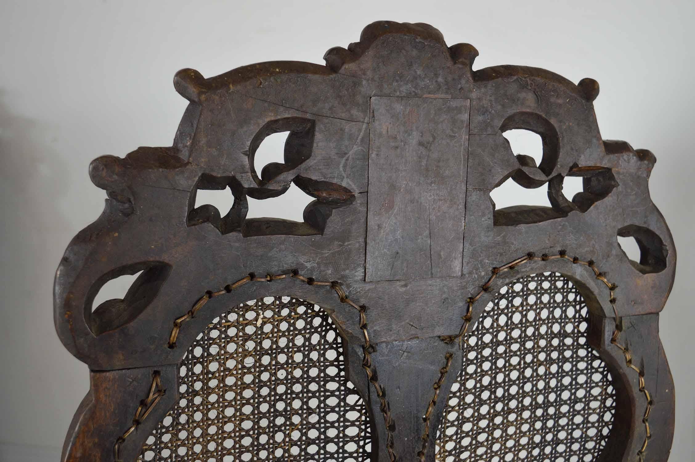  4 Antike Stühle im Barockstil aus geschnitztem Nussbaum und Bergère im Angebot 4