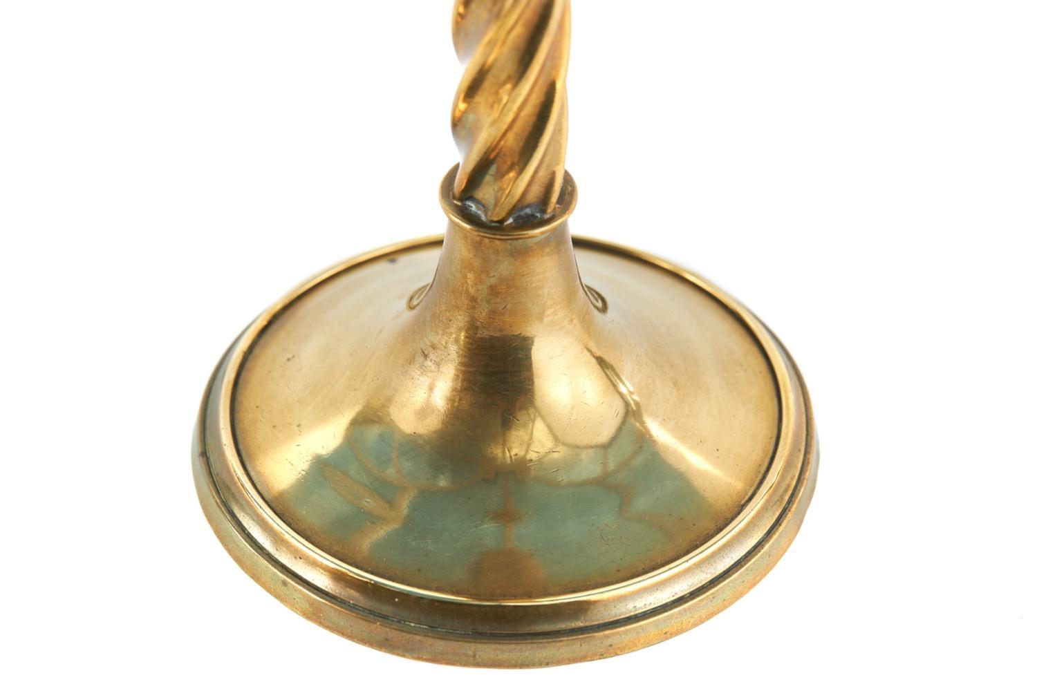 Si tratta di un set di 4 candelieri ecclesiastici in ottone antico della metà del XIX secolo con steli a spirale e fasce centrali a pomello, su basi circolari a gradini.