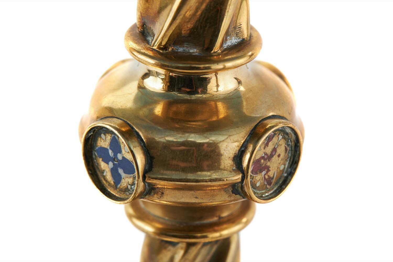 XIX secolo Set di 4 candelieri ecclesiastici in ottone antico in vendita