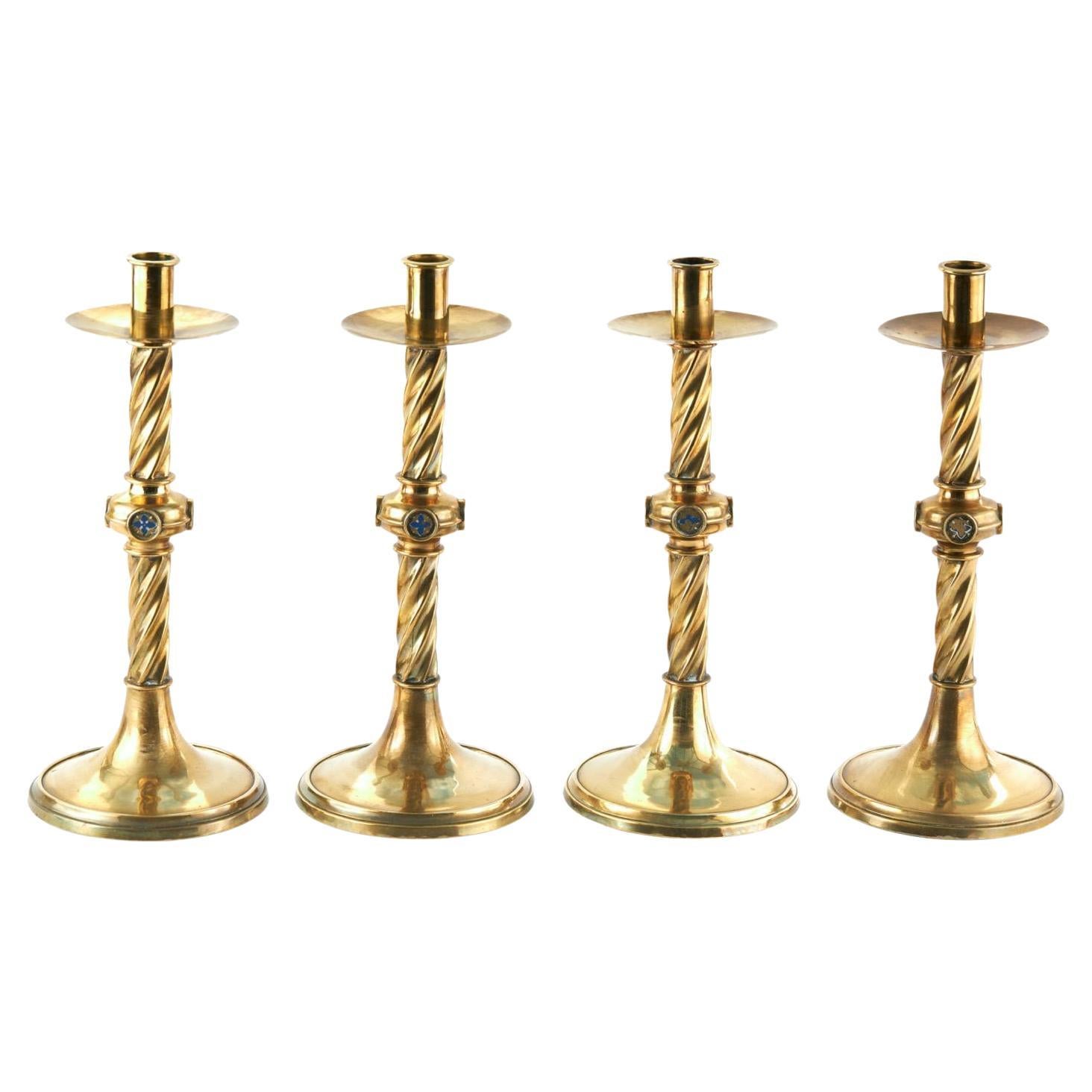 Set di 4 candelieri ecclesiastici in ottone antico