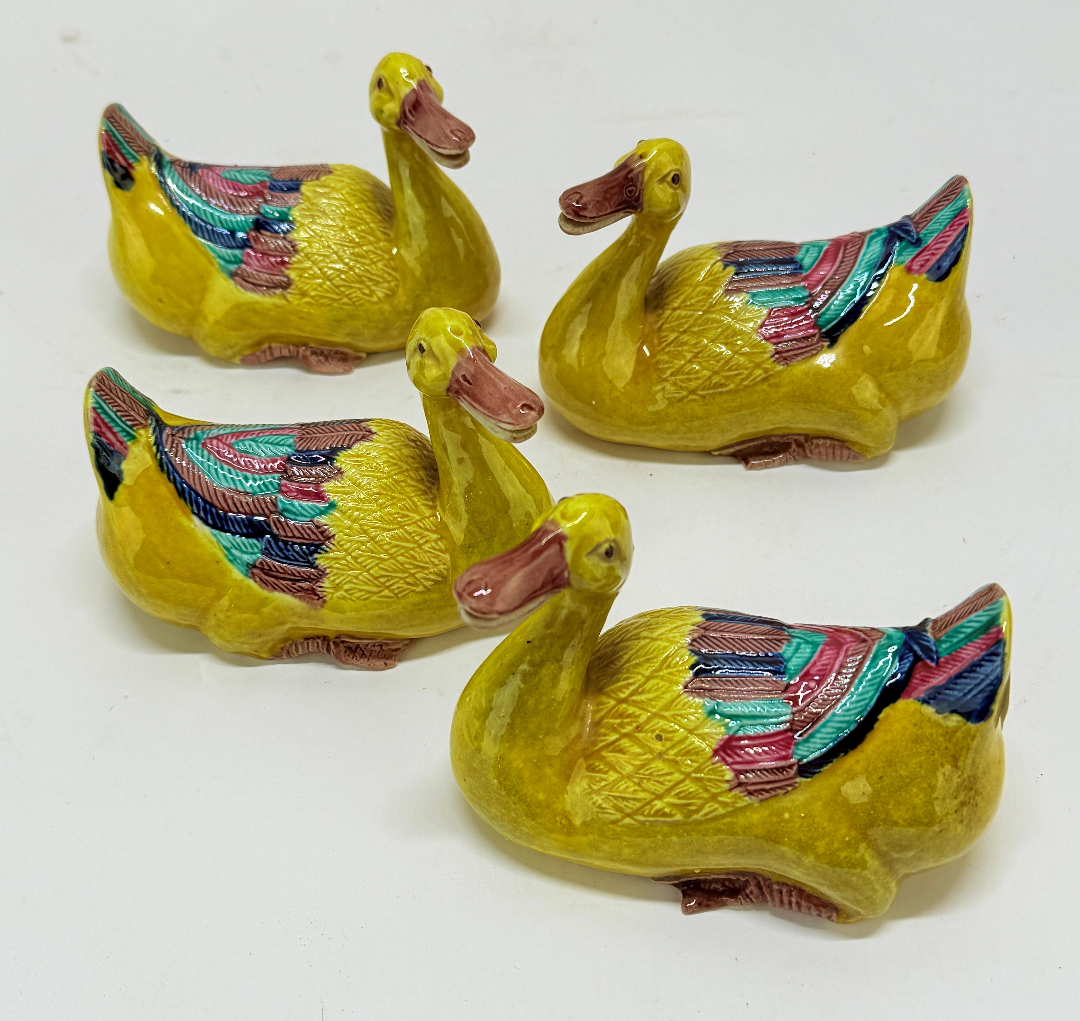 Juego de cuatro portacepillos de porcelana china de exportación en forma de pato familiar jaune, de finales del siglo XIX o principios del XX, modelados en forma de patos reclinados con rasgos suavemente moldeados y estilizados. Cada pájaro está