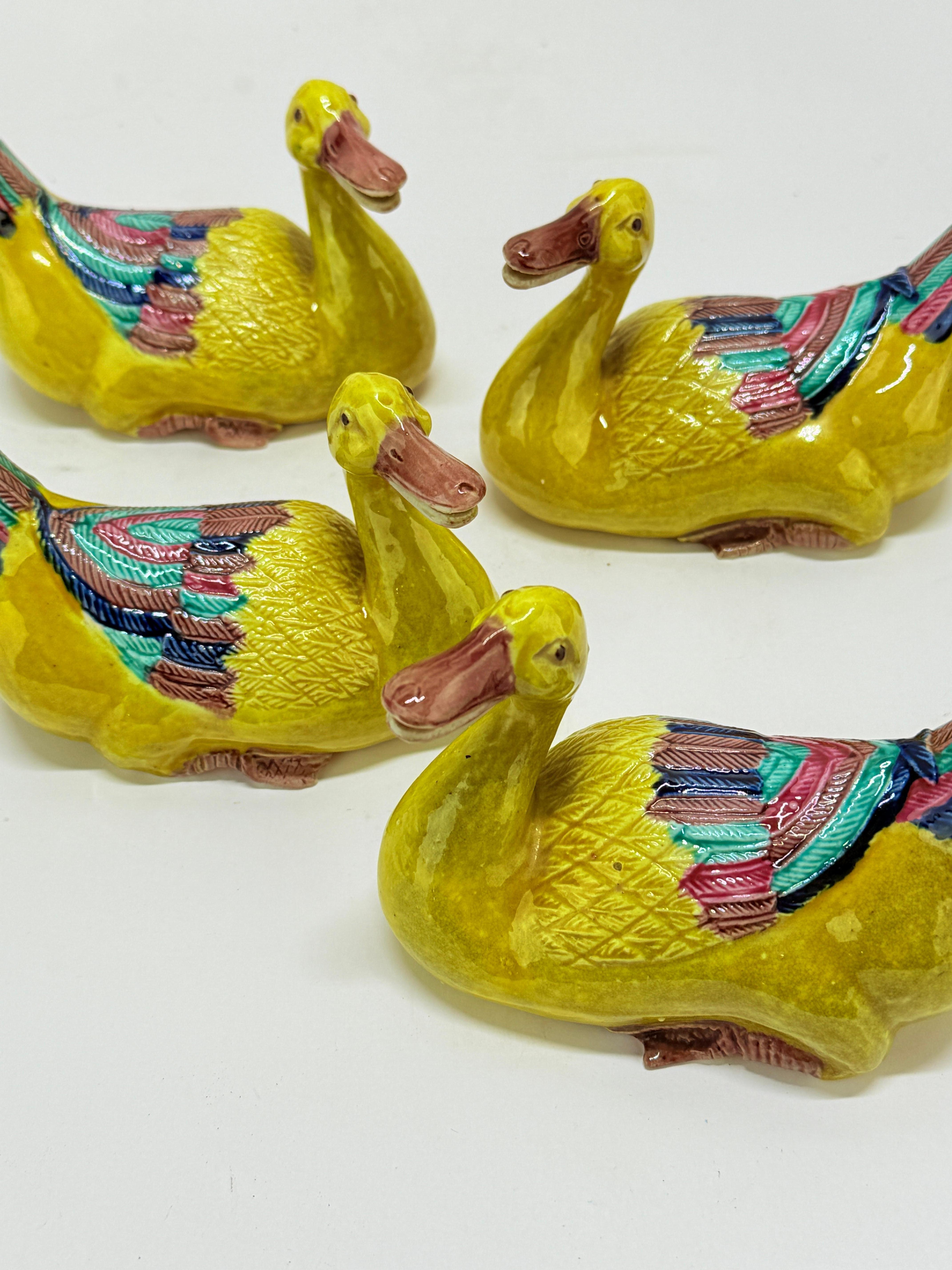Juego de 4 Modelos Antiguos de Pato de Porcelana China de Exportación Famille Jaune Exportación china en venta