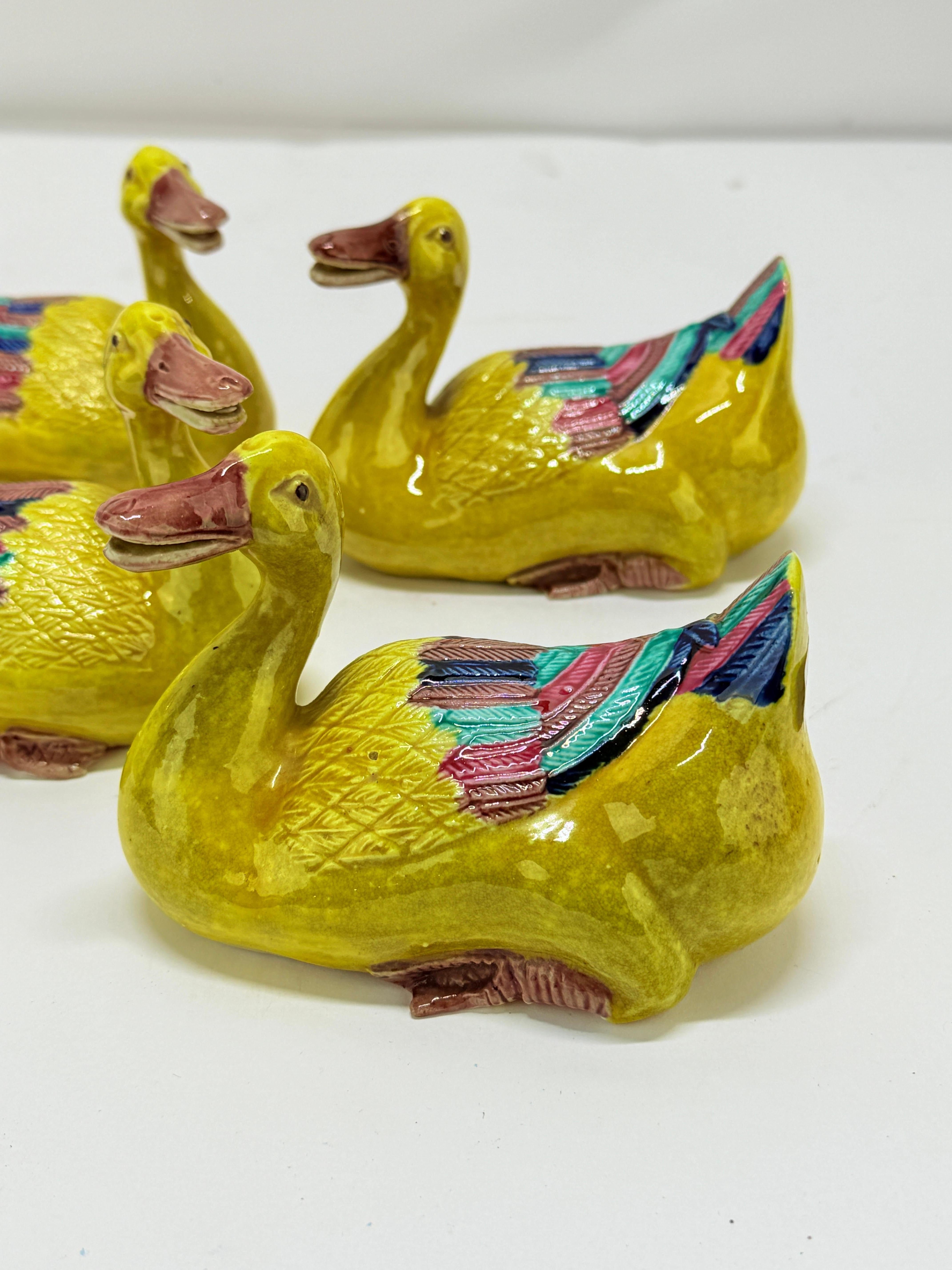 Juego de 4 Modelos Antiguos de Pato de Porcelana China de Exportación Famille Jaune Chino en venta