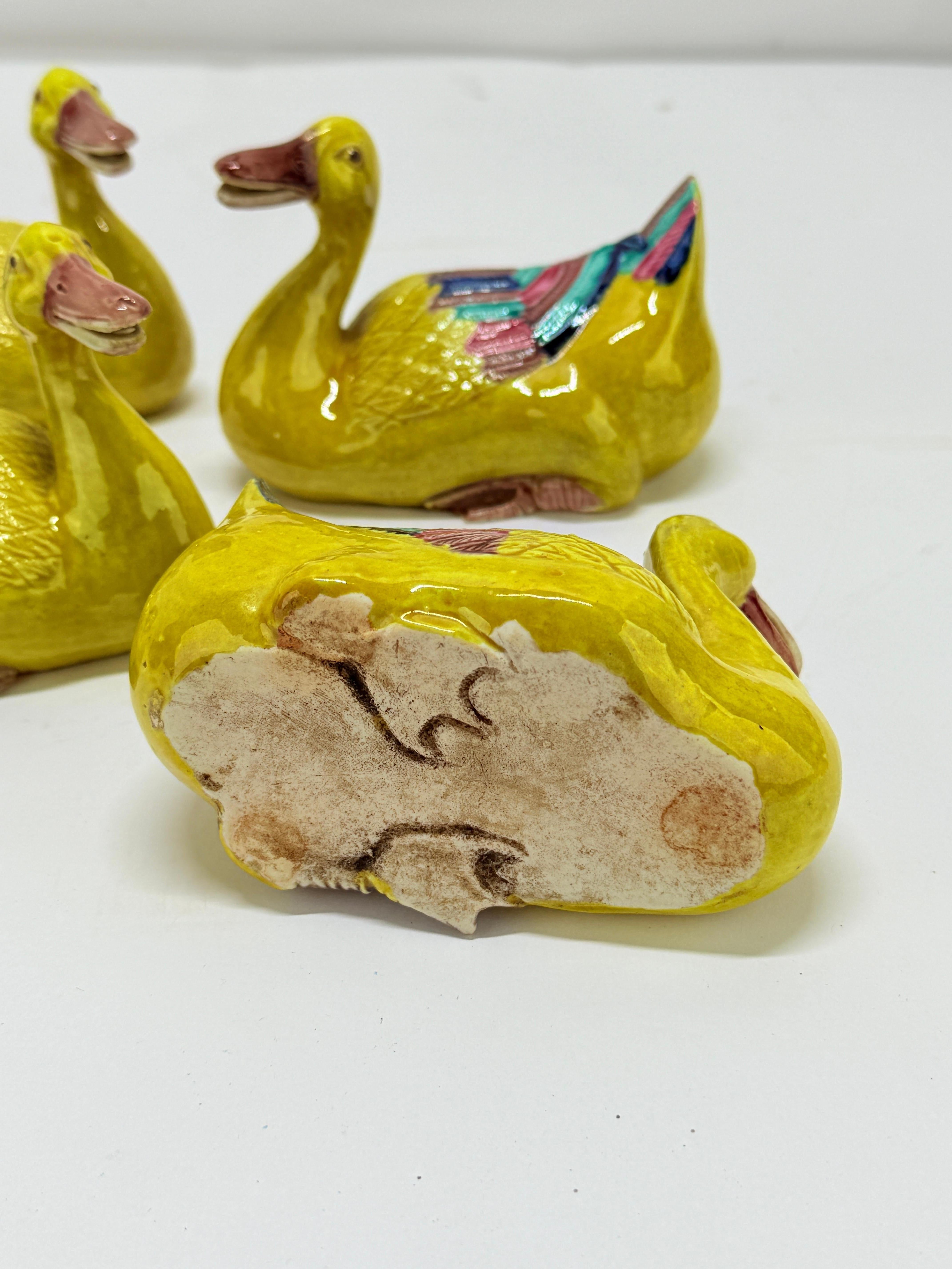 Juego de 4 Modelos Antiguos de Pato de Porcelana China de Exportación Famille Jaune siglo XX en venta