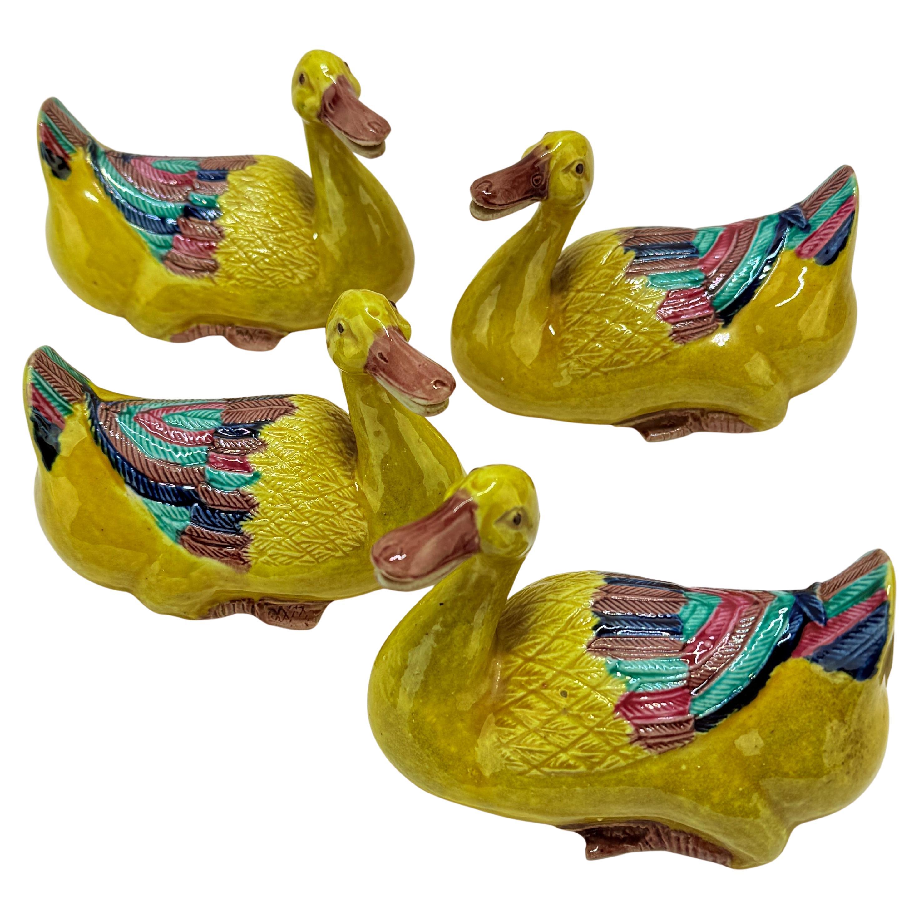 Juego de 4 Modelos Antiguos de Pato de Porcelana China de Exportación Famille Jaune en venta