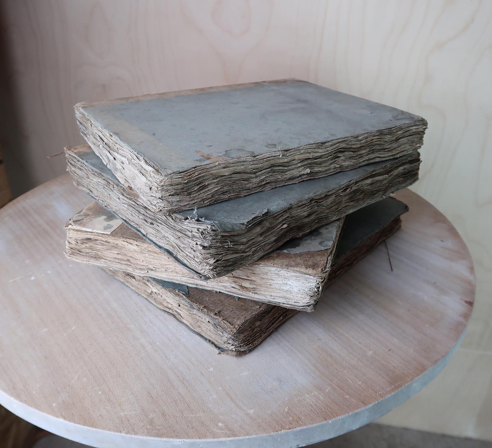 4er-Set antiker Distressed-Bücher für Dekoration, um 1800 (Englisch) im Angebot
