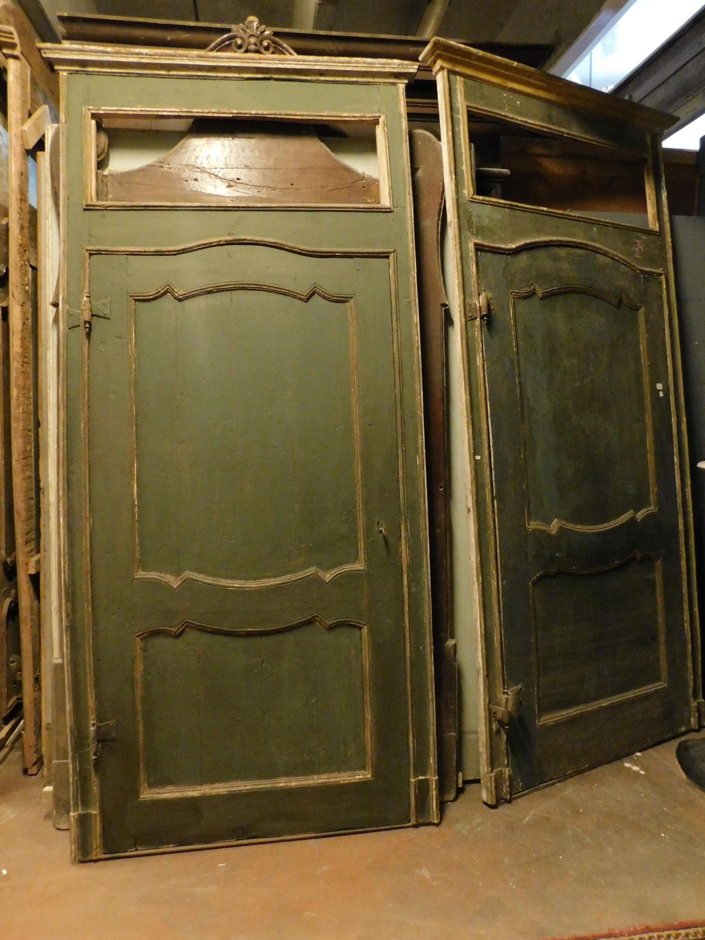 Set of 4 antique doors with high frame, hand-lacquered green background and thin yellow molure, space for canvas or panel above the door, all built for the same noble house of the early 18th century, in northern Italy.
Perfect as a set in an